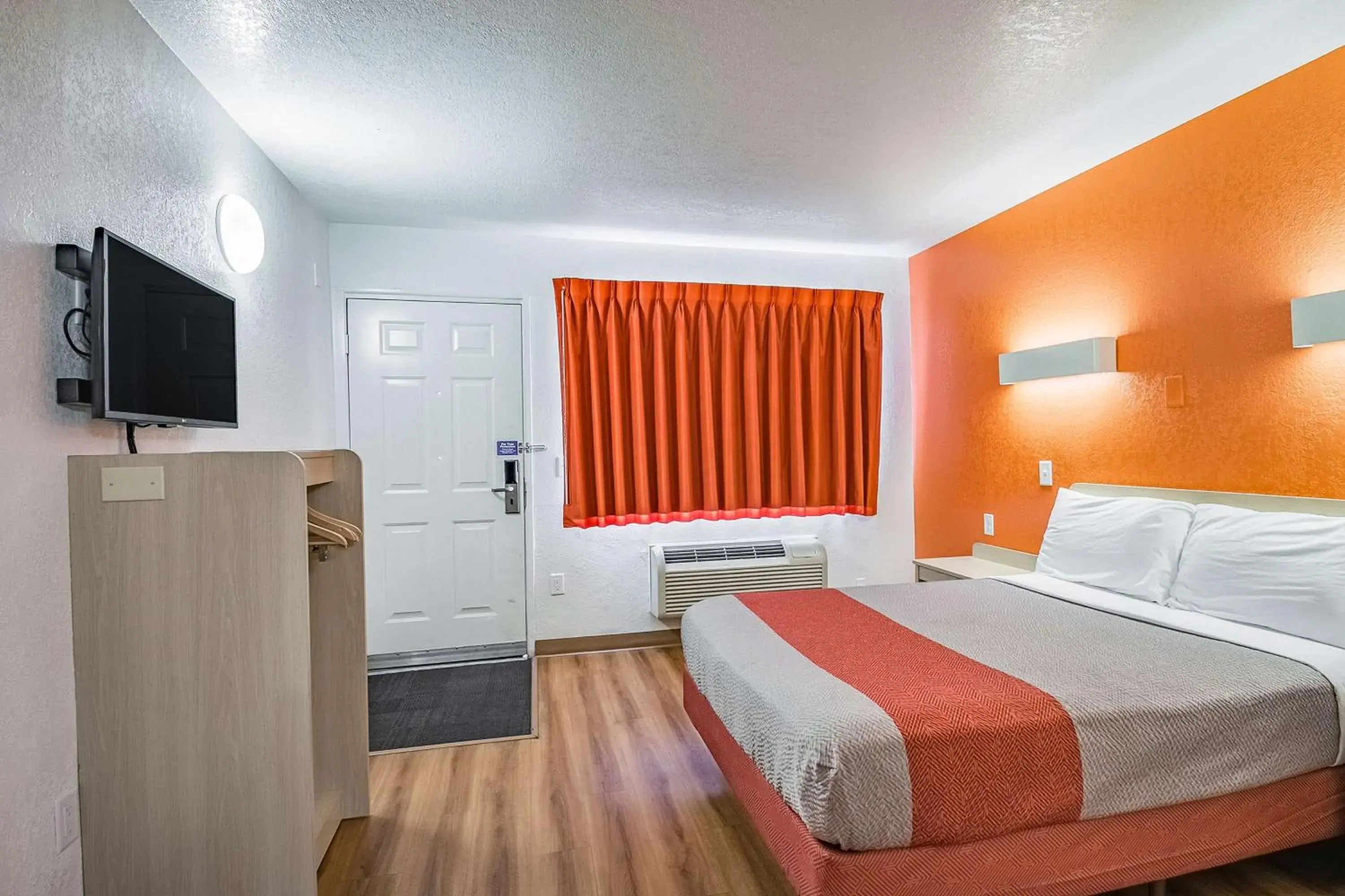 TV and multimedia, Bed in Motel 6-Salt Lake City, UT - West - Airport