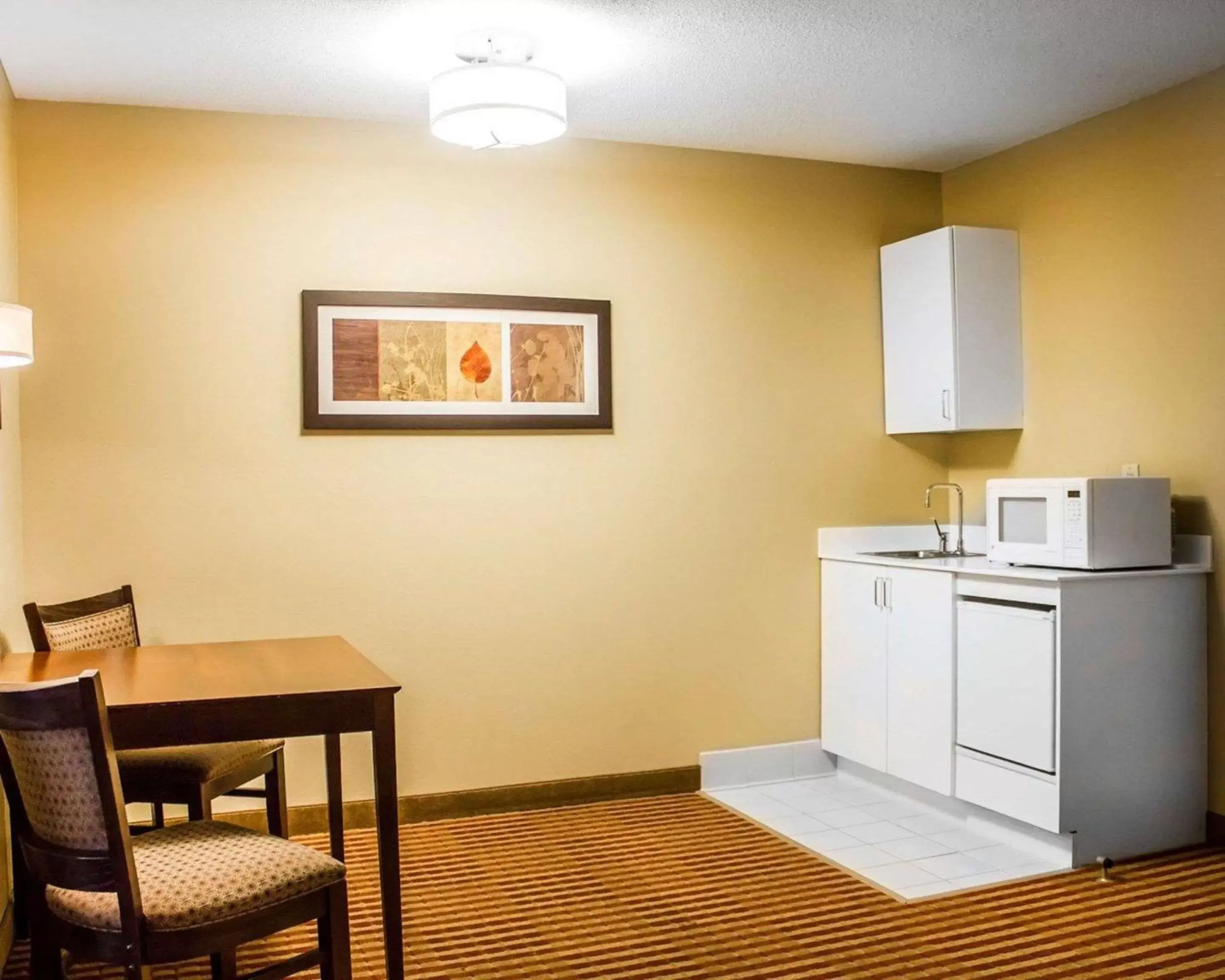 Photo of the whole room, Dining Area in Comfort Inn & Suites