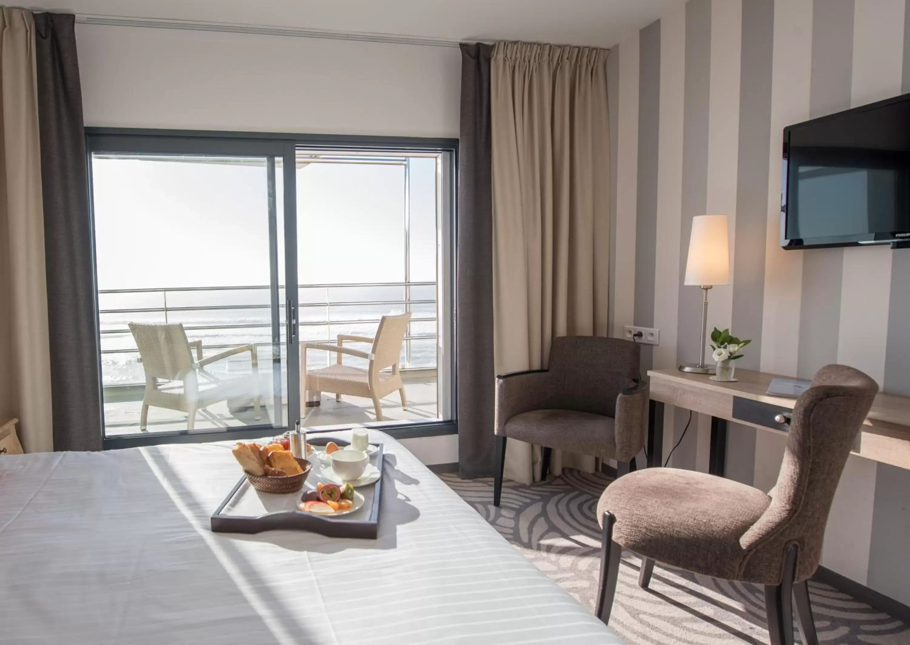 Photo of the whole room, Balcony/Terrace in Atlantic Hôtel & Spa