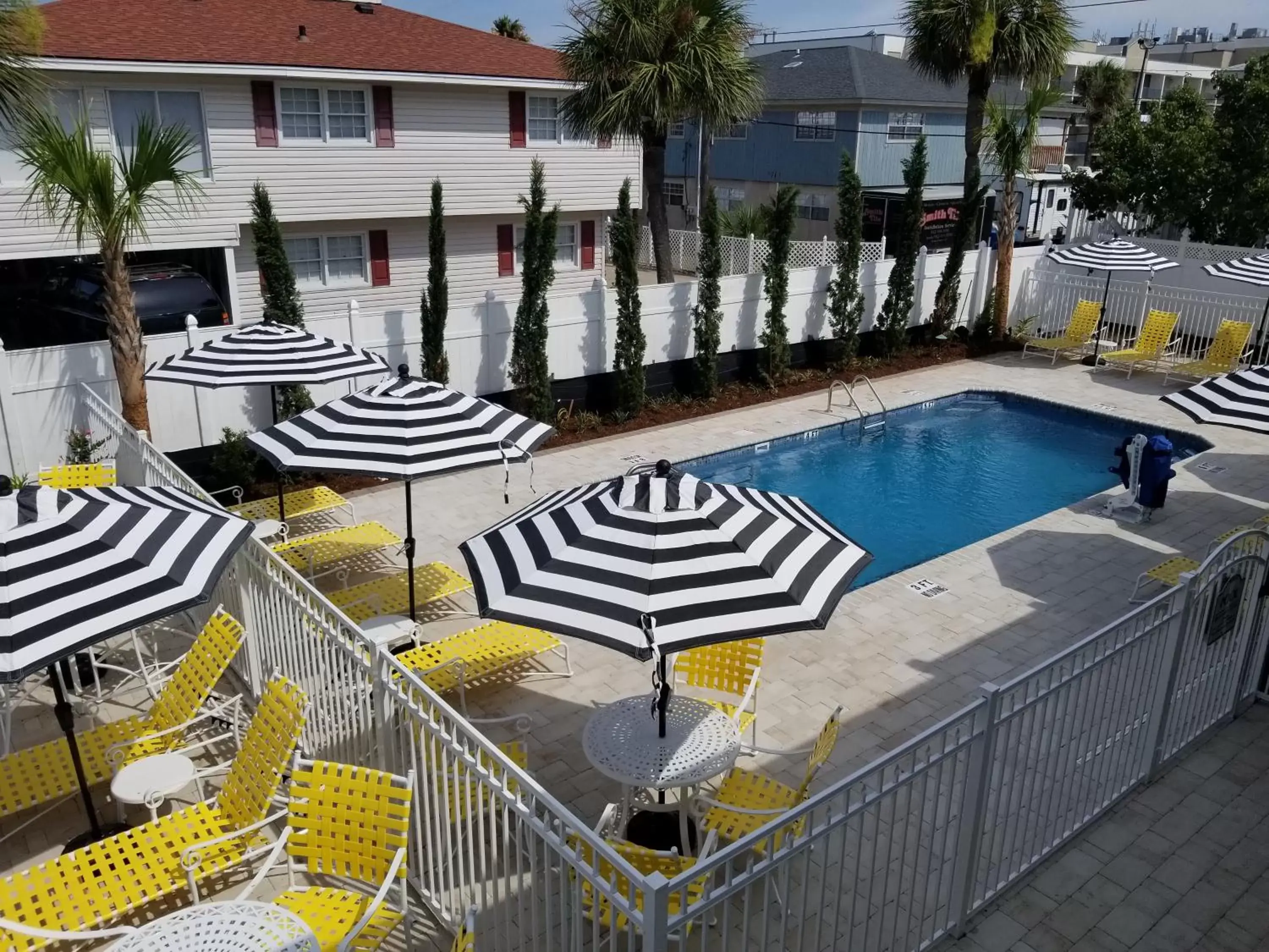 Swimming pool, Pool View in Georgianne Inn & Suites check in 212 Bulter Ave