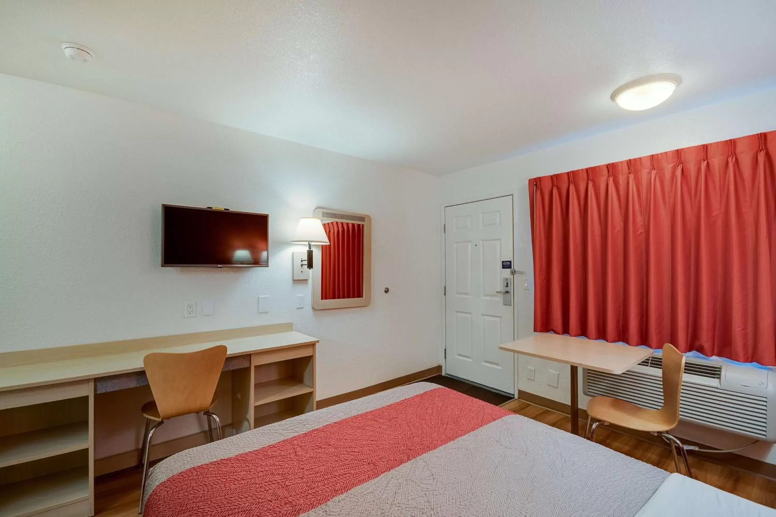 TV and multimedia, Room Photo in Motel 6-Bellingham, WA