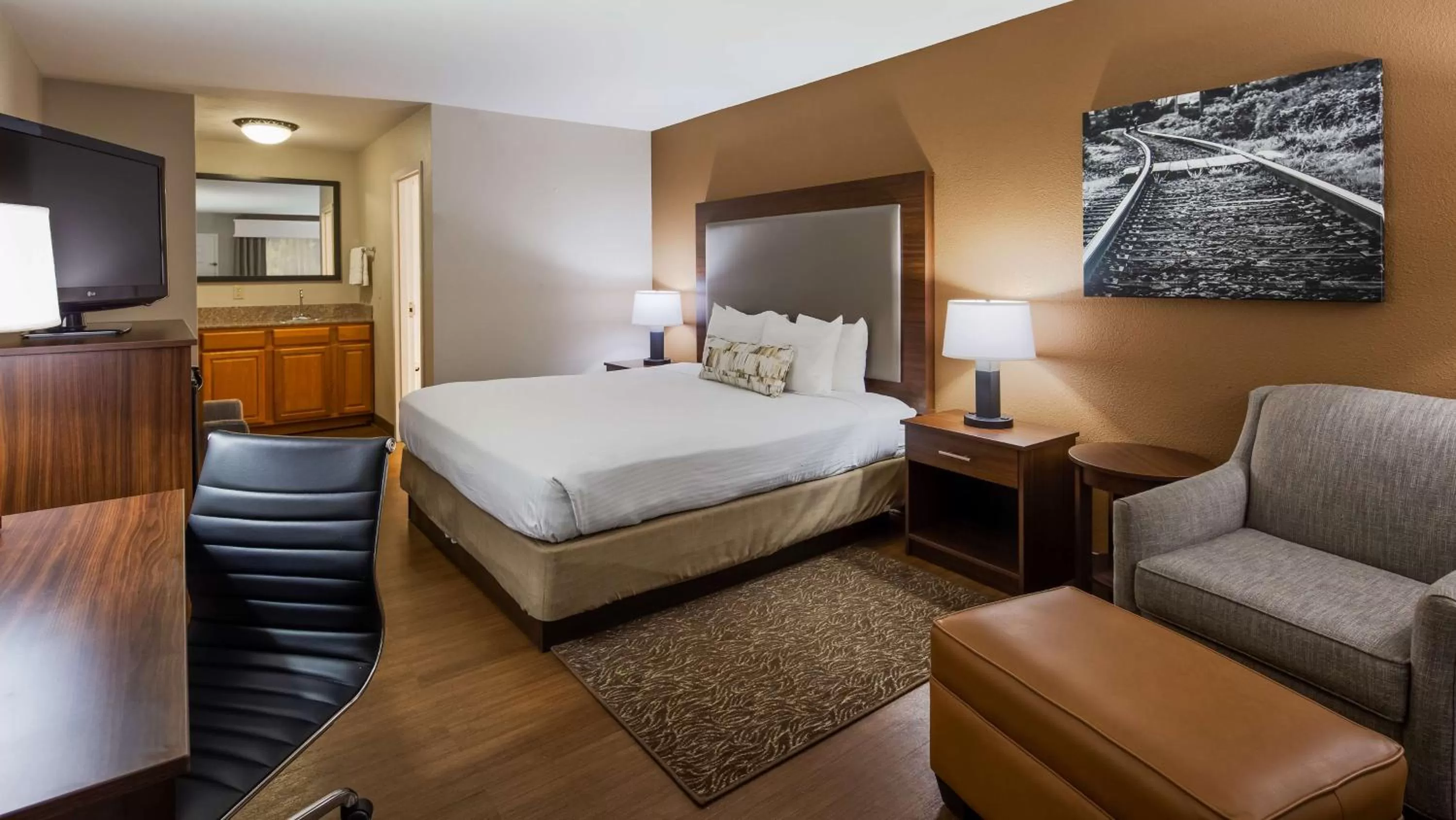 Photo of the whole room, Bed in Best Western Shenandoah Inn