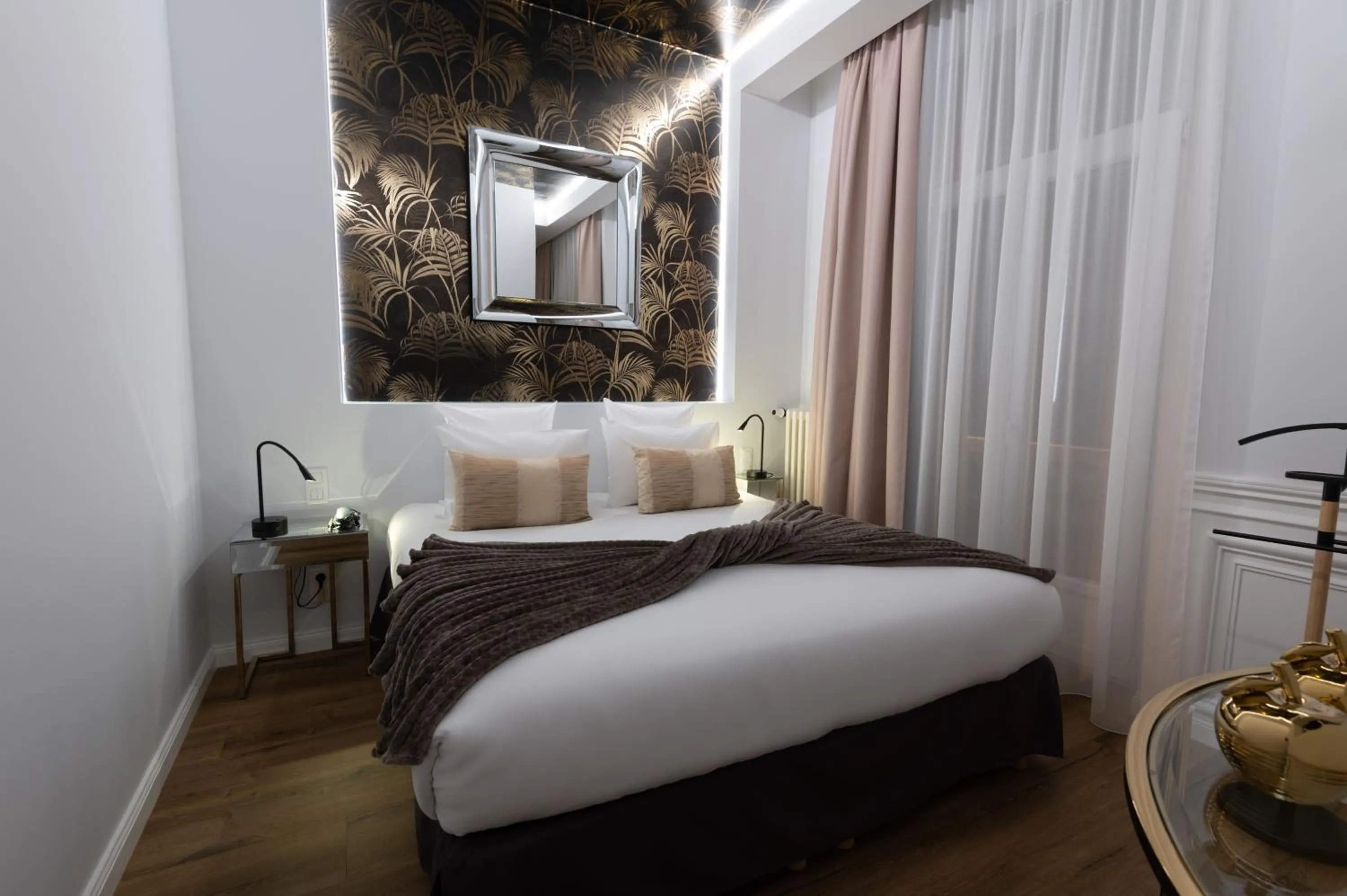 Bed in Grand Hôtel Du Tonneau D'Or