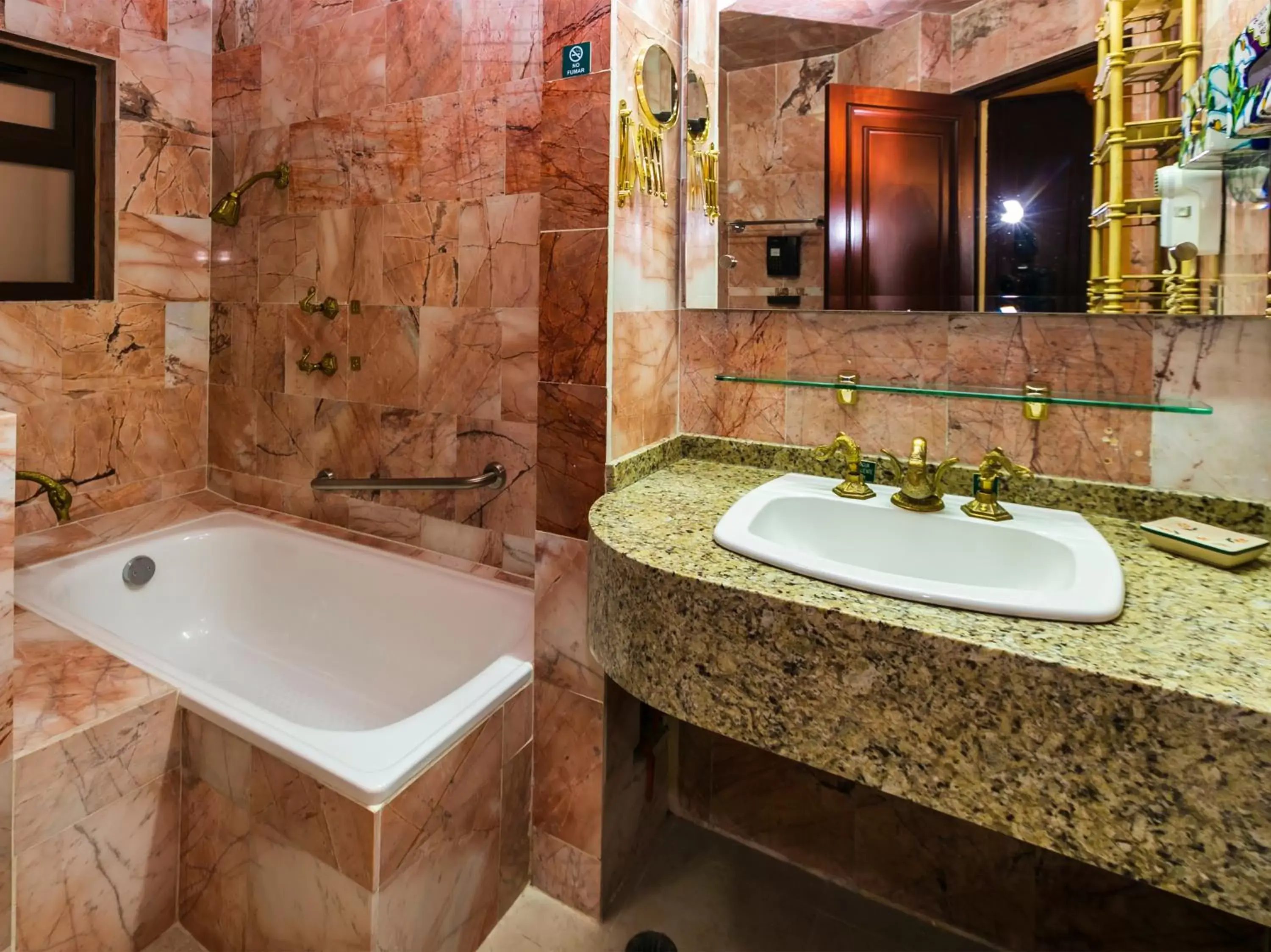 Hot Tub, Bathroom in Quinta del Rey Hotel