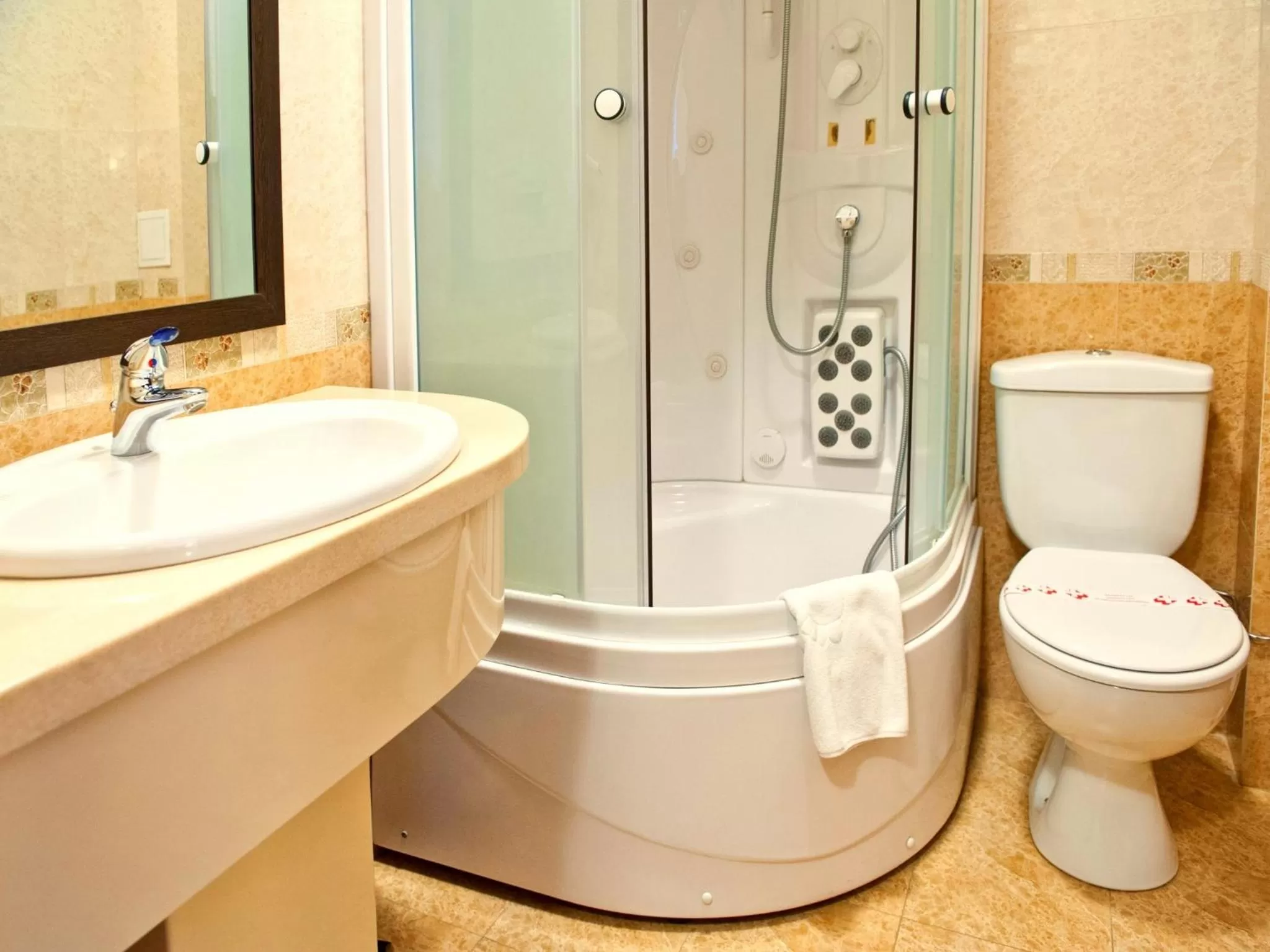 Shower in Manhattan Hotel & Restaurant