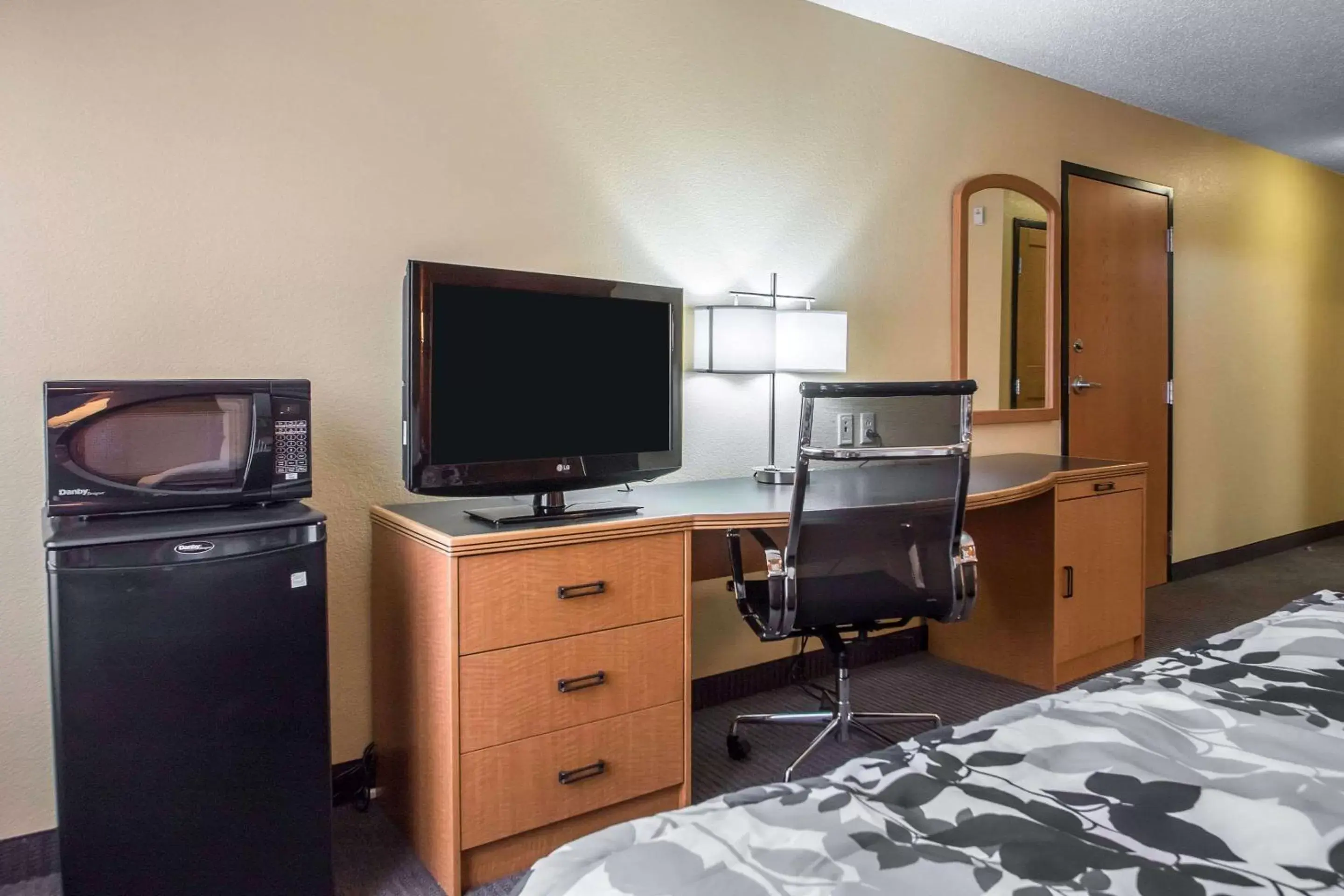 Photo of the whole room, TV/Entertainment Center in Sleep Inn & Suites Sheboygan I-43