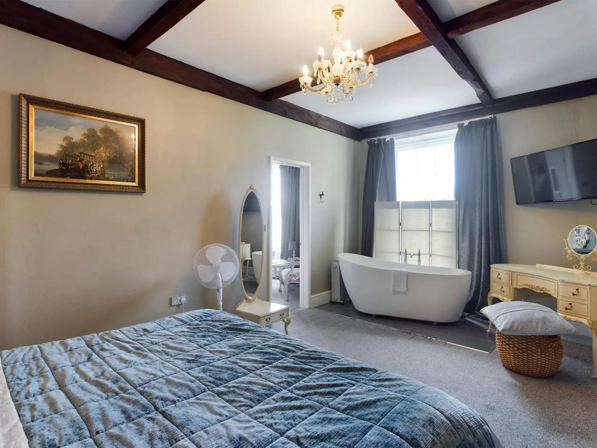 Photo of the whole room, Bed in The Oak House Hotel