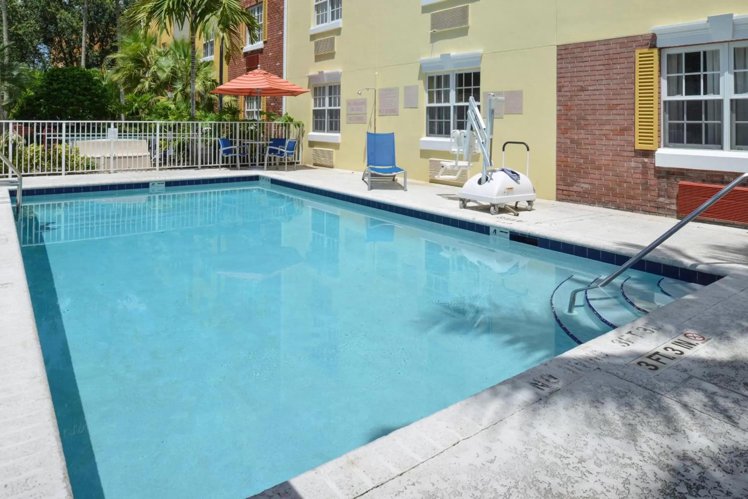 Swimming Pool in TownePlace Suites Miami Lakes