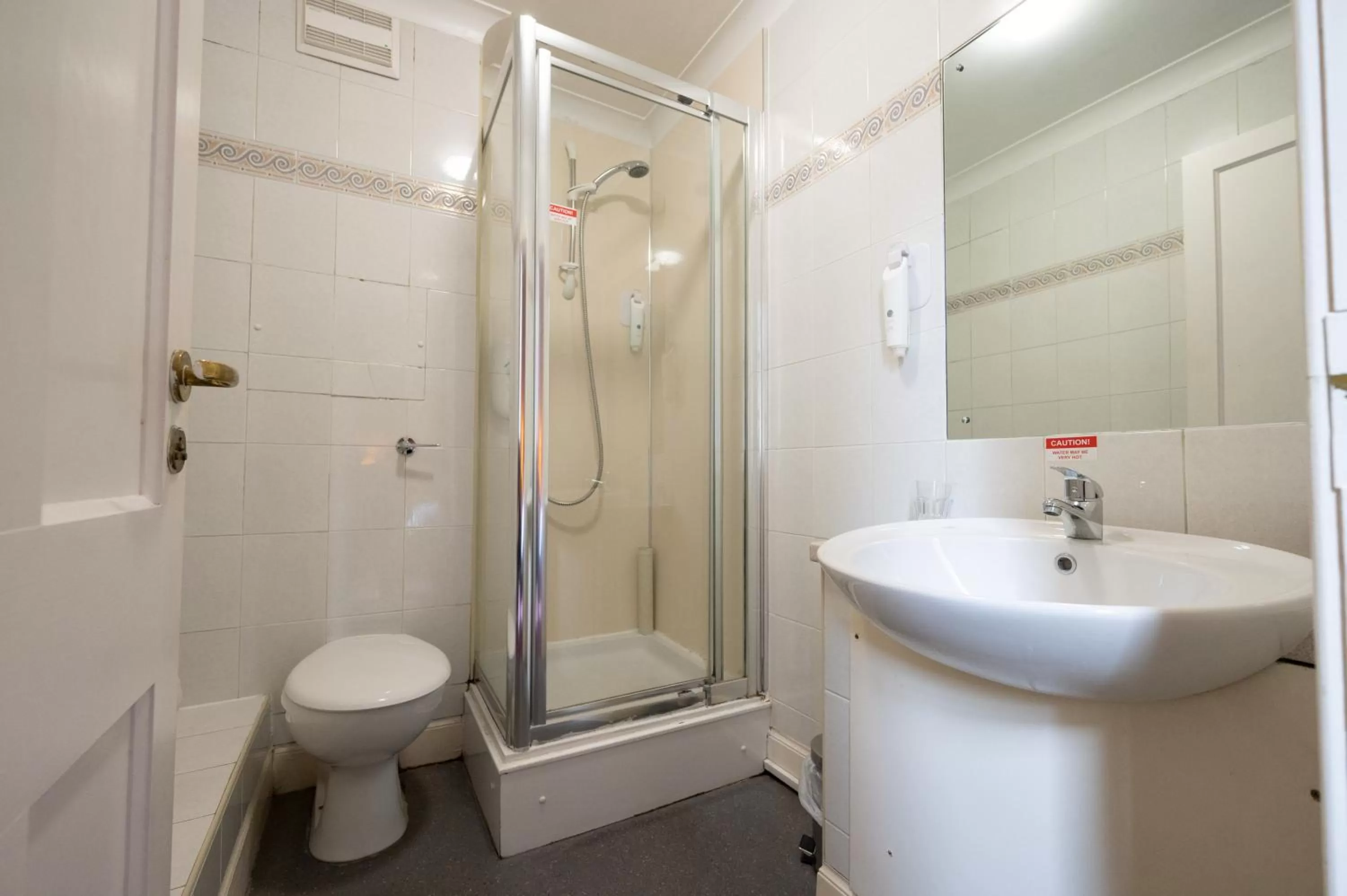 Bathroom in Edinburgh Whisky House Hotel