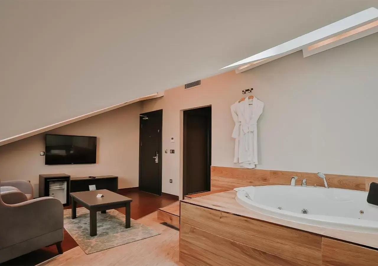 Hot Tub, Bathroom in Peerless Villas Hotel