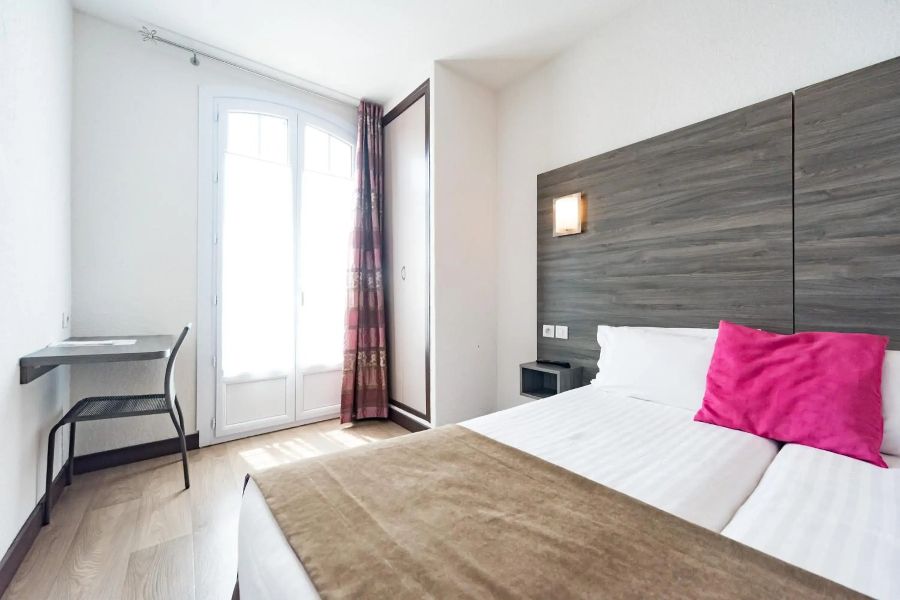 Photo of the whole room, Bed in Hotel Le 21 Photo of the whole room, Bed in Hotel Le 21