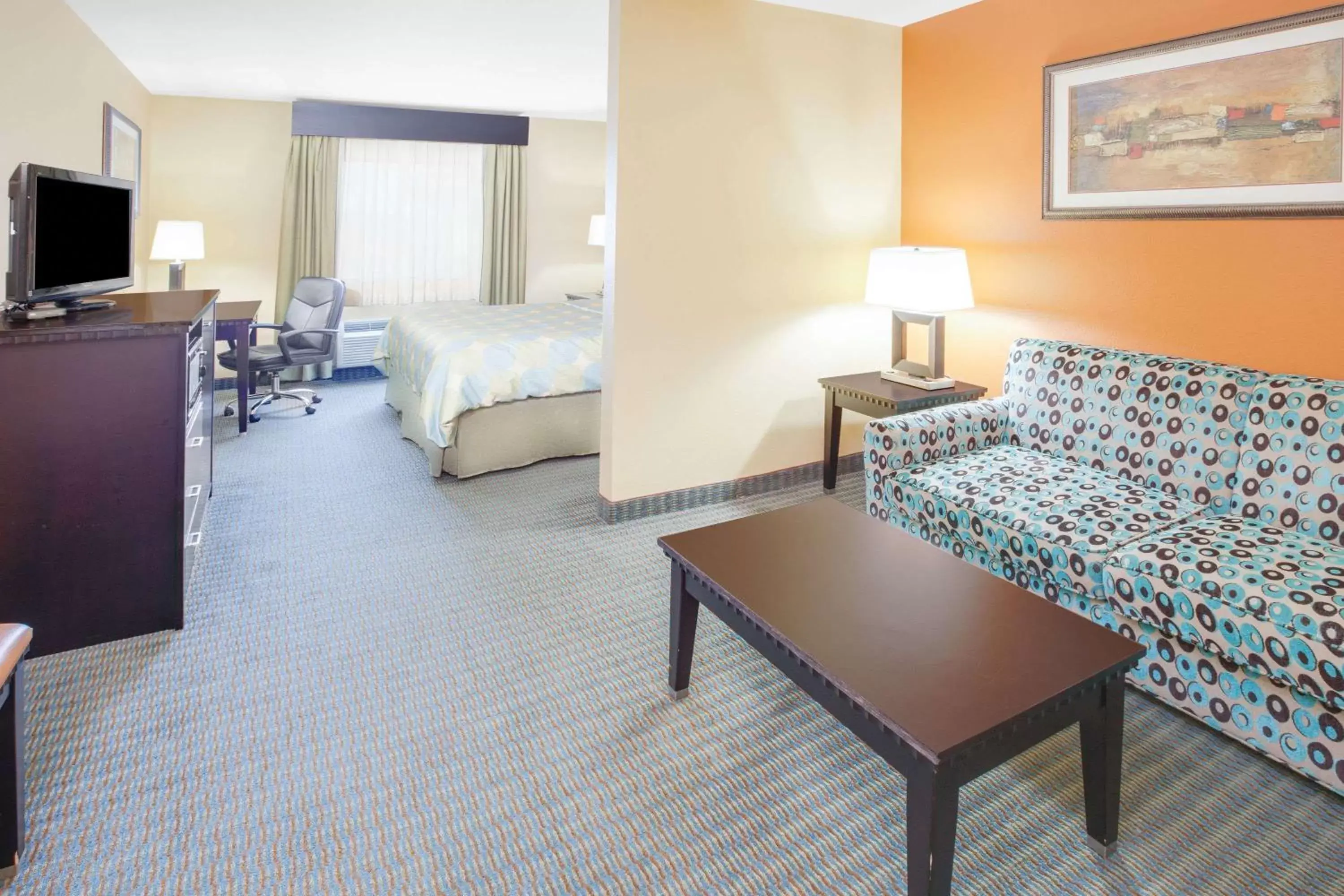 Photo of the whole room, Bed in Days Inn & Suites by Wyndham Russellville