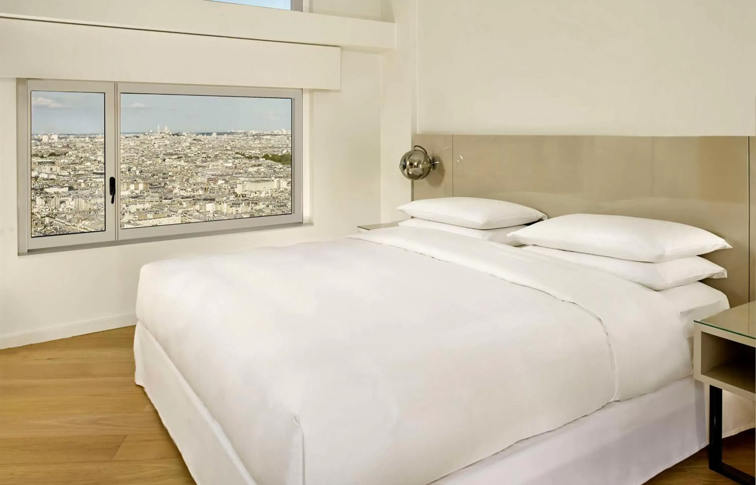 Photo of the whole room, Bed in Hyatt Regency Paris Etoile