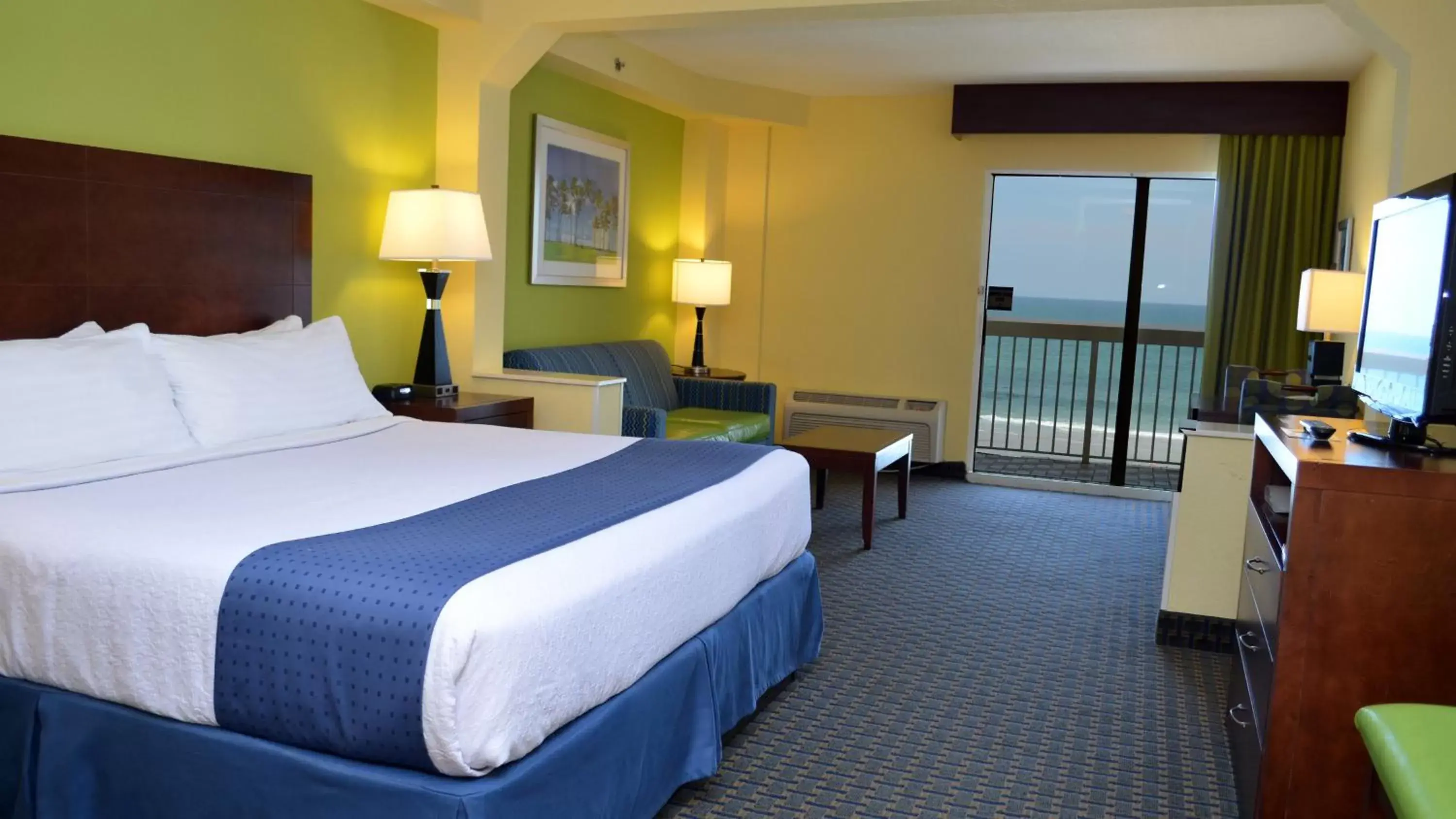 Bed in Holiday Inn Hotel & Suites Daytona Beach On The Ocean, an IHG Hotel