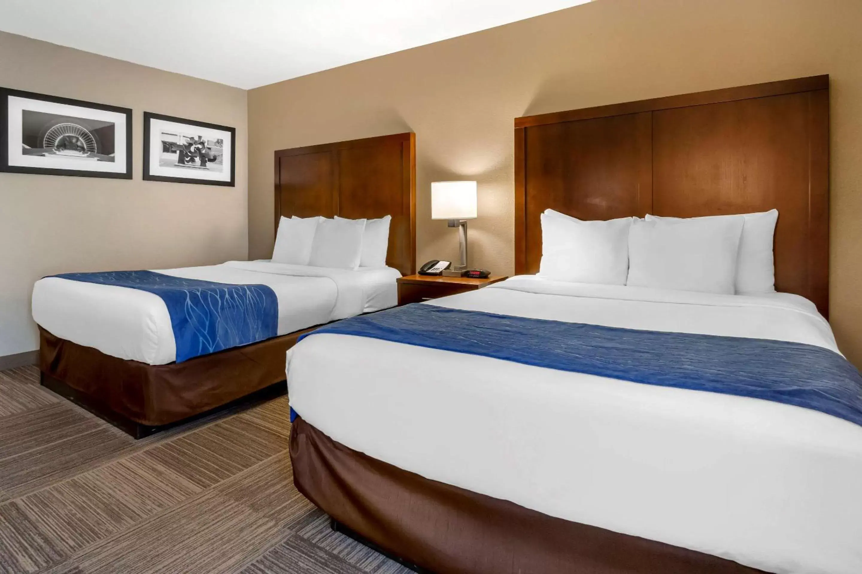 Photo of the whole room, Bed in Comfort Inn & Suites SeaTac