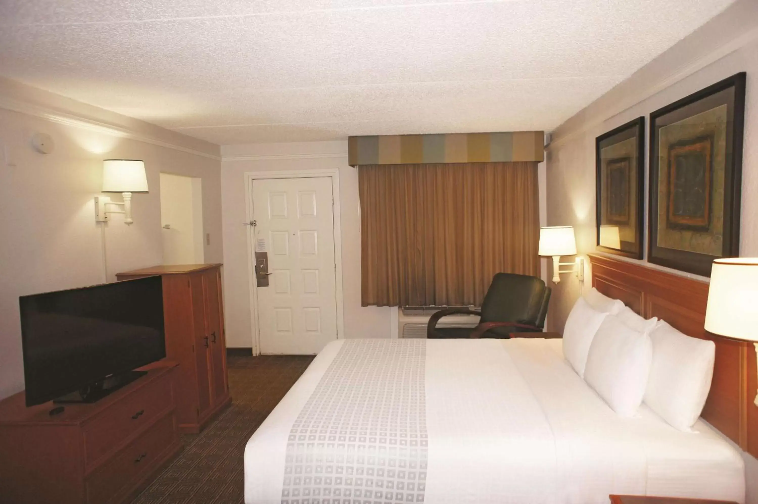 Photo of the whole room, Bed in La Quinta Inn by Wyndham Tallahassee North