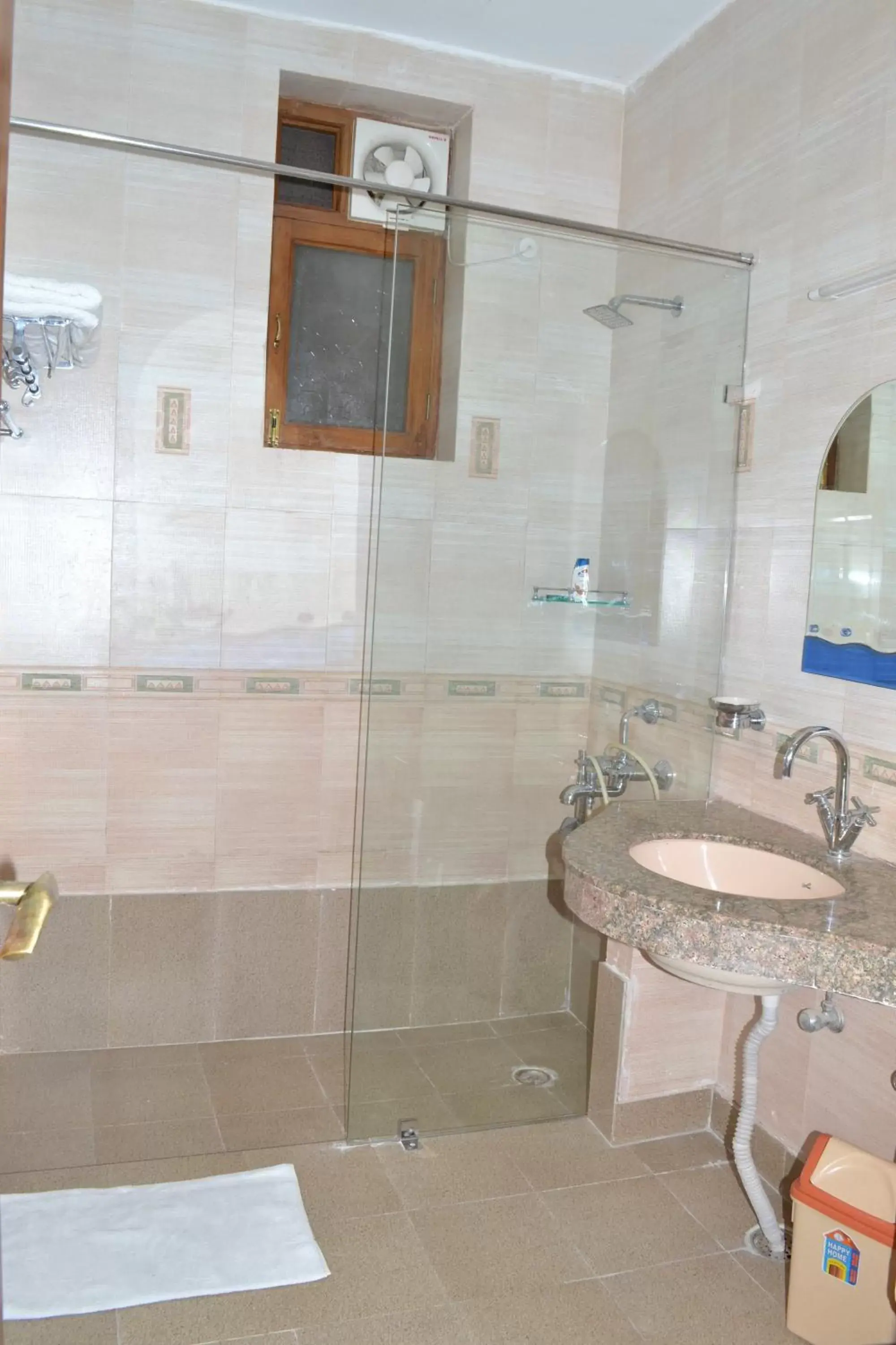 Large Double Room in Raj Cottage Ganga Vatika Large Double Room in Raj Cottage Ganga Vatika