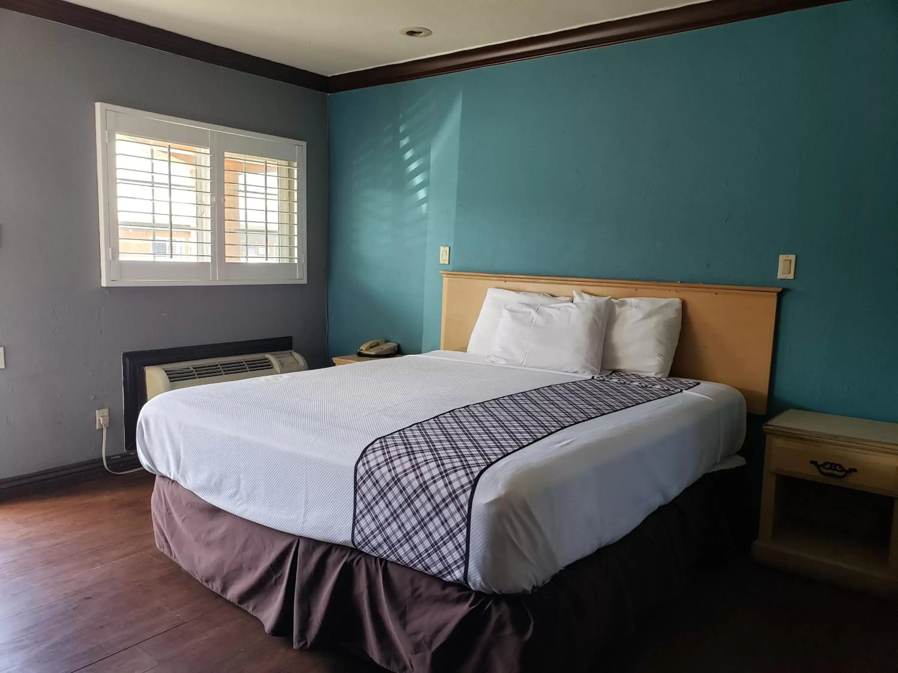 Bedroom, Bed in Eagle Inn Motel