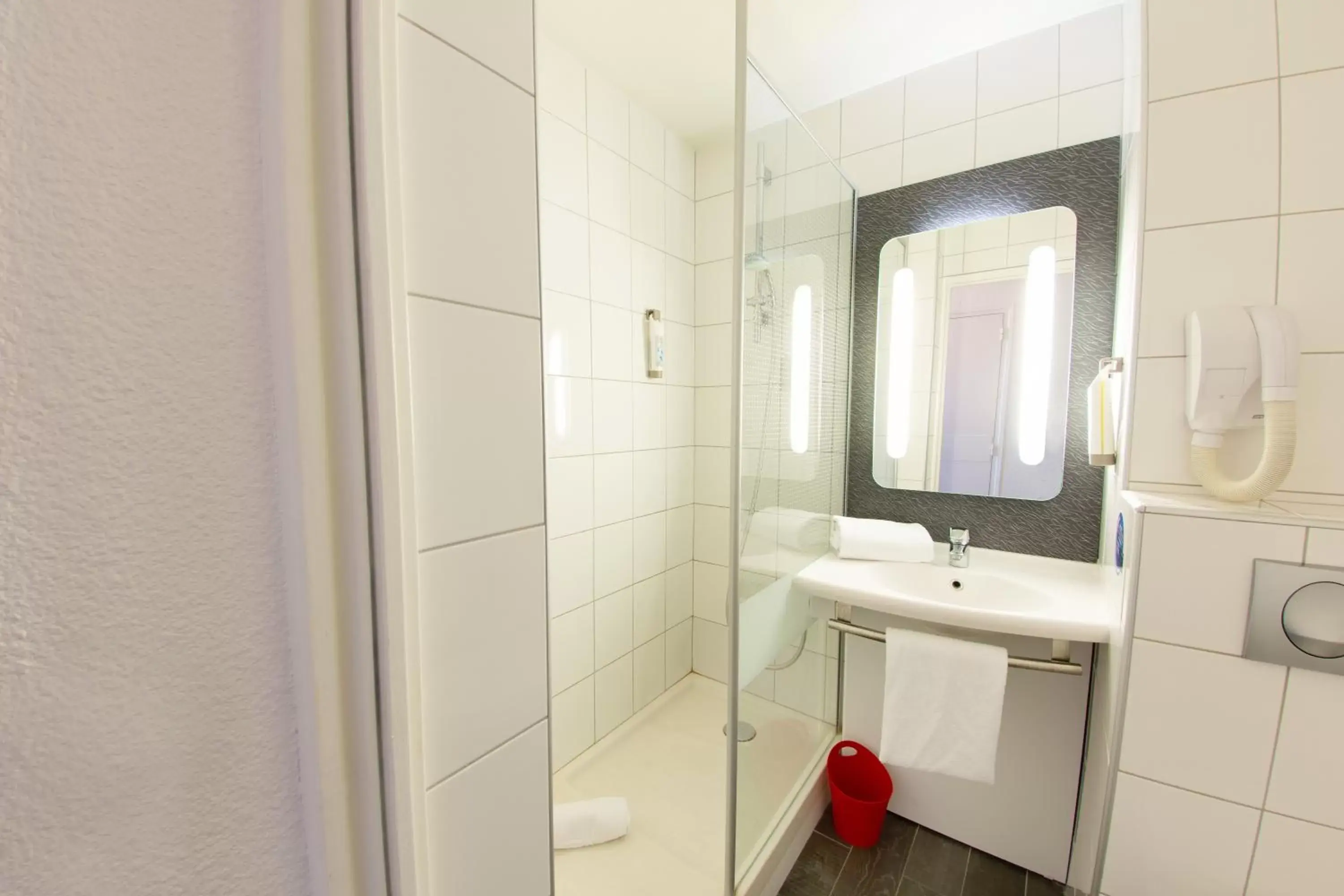 Bathroom in ibis Montpellier Sud