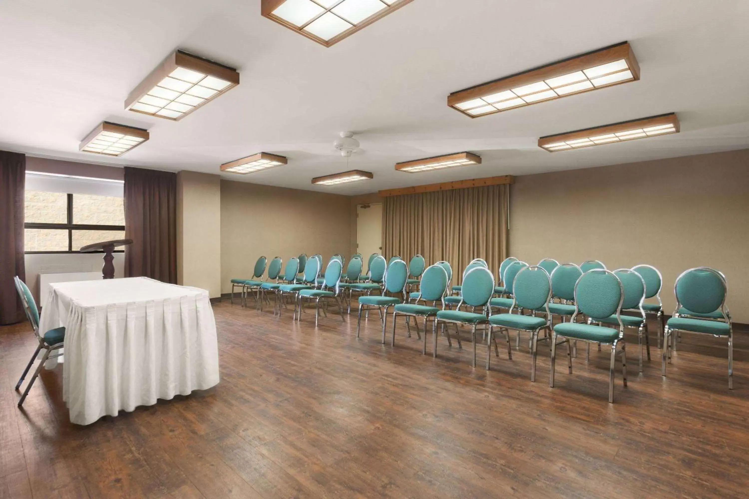 Meeting/conference room in Travelodge by Wyndham Downtown Barrie