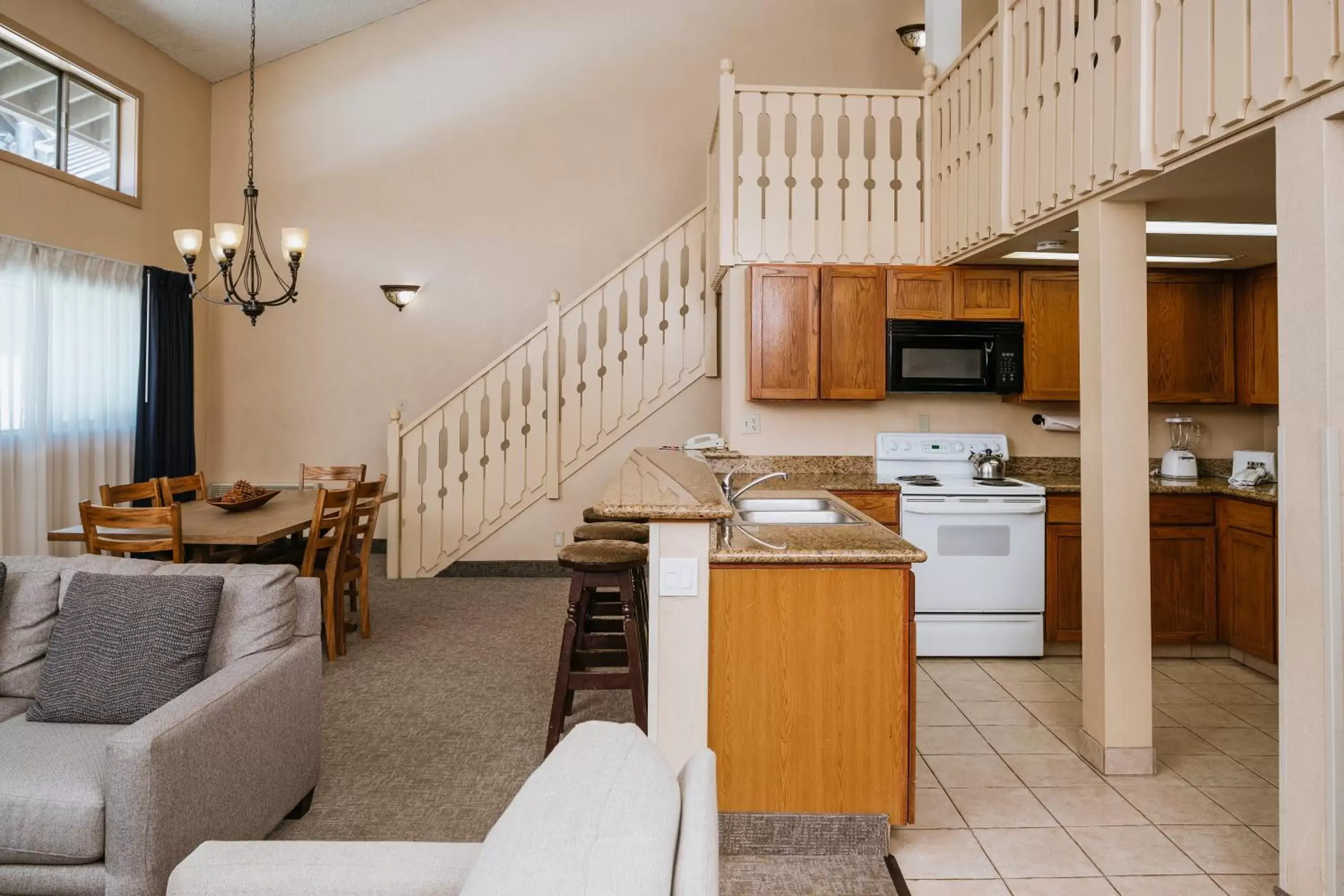 Kitchen or kitchenette, Seating Area in Mammoth Mountain Inn