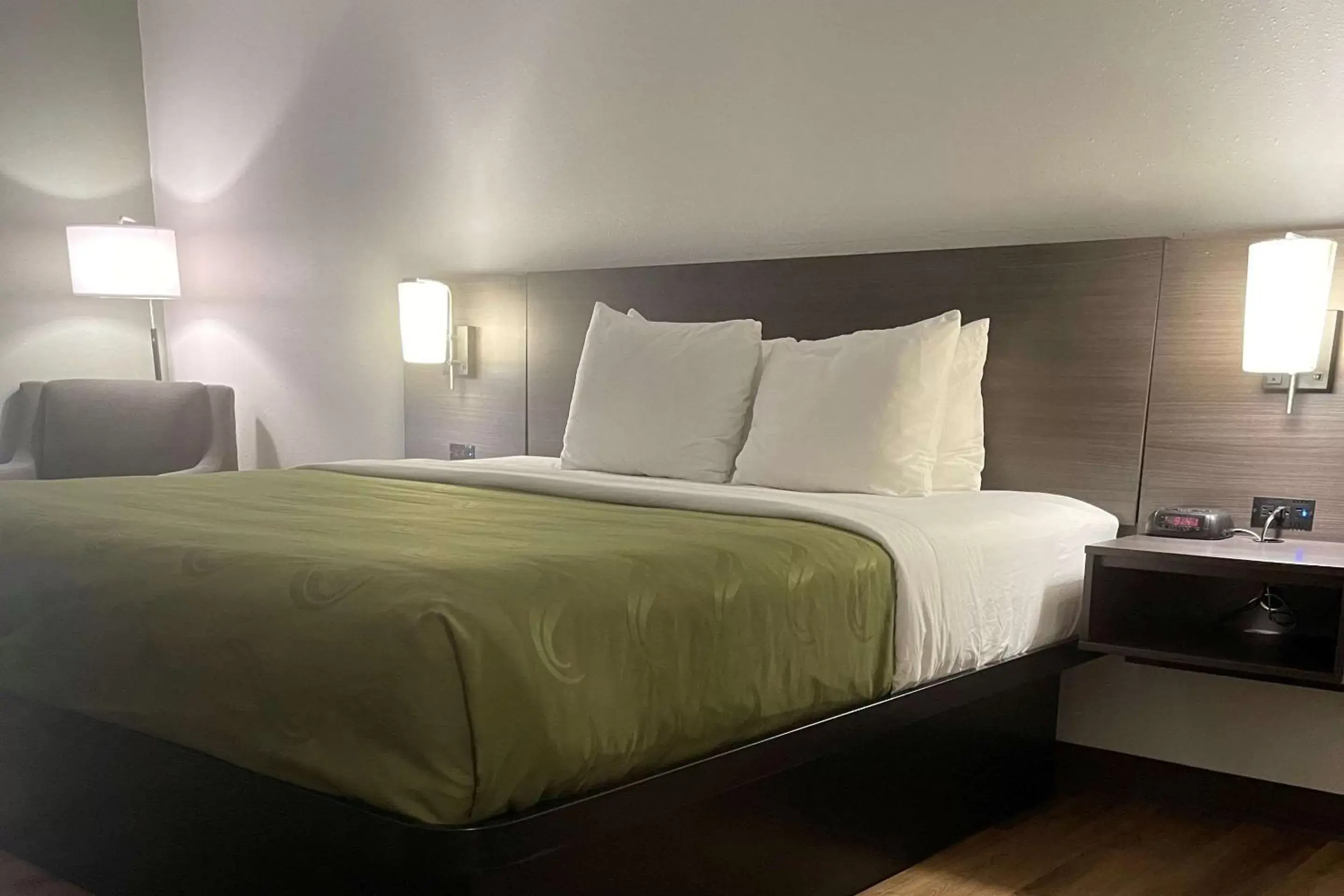 Bedroom, Bed in Quality Inn Merrimack - Nashua
