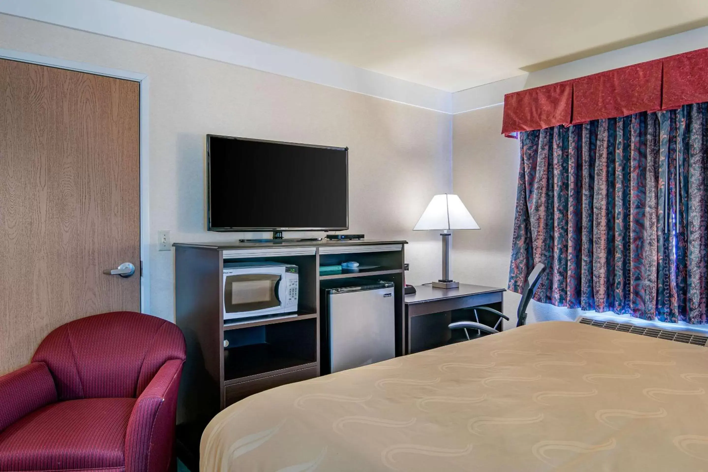 Photo of the whole room, TV/Entertainment Center in Bend Quality Inn