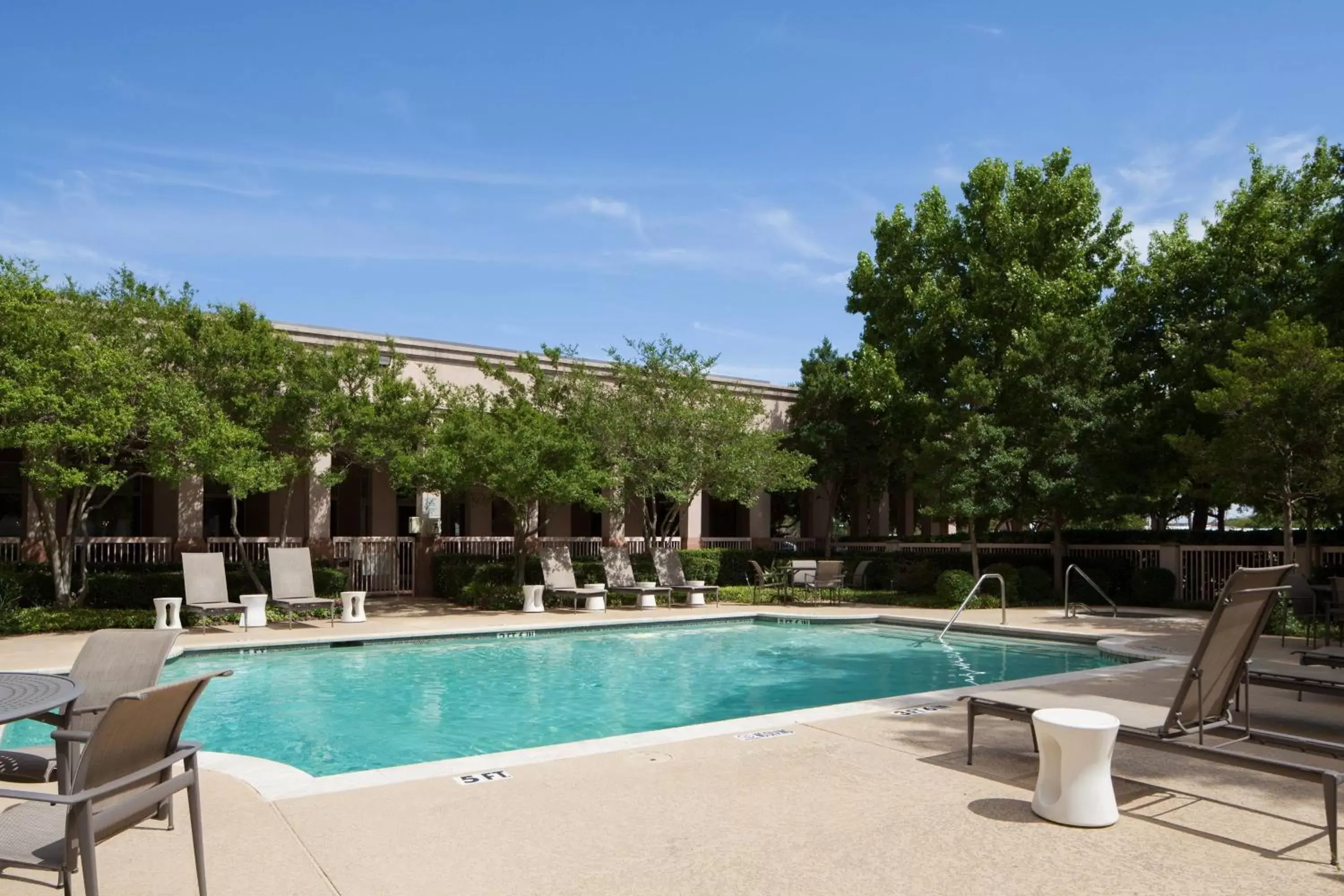 Swimming Pool in Dallas Marriott Suites Medical/Market Center