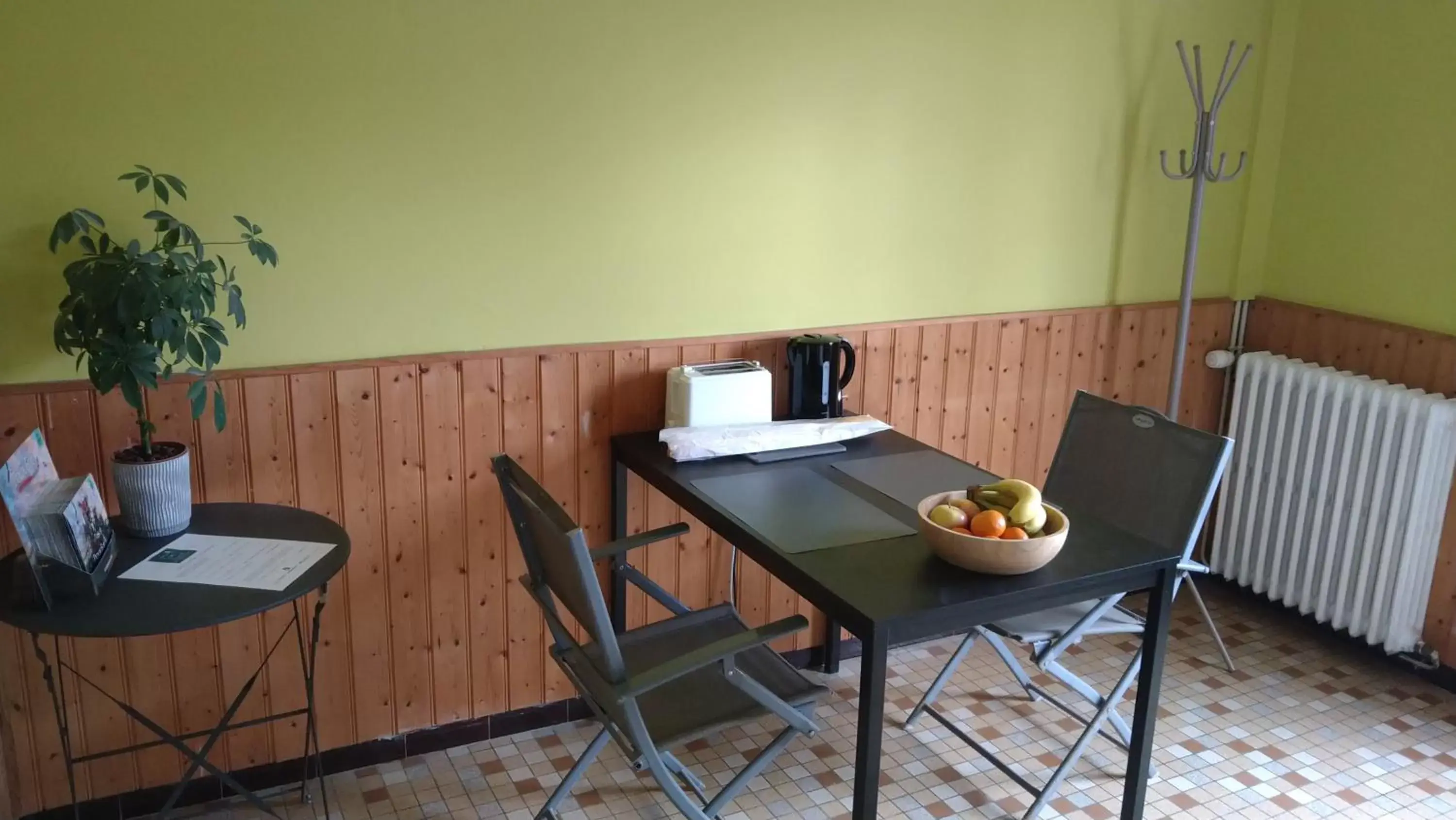 Dining area in Le Havre du Corbeau