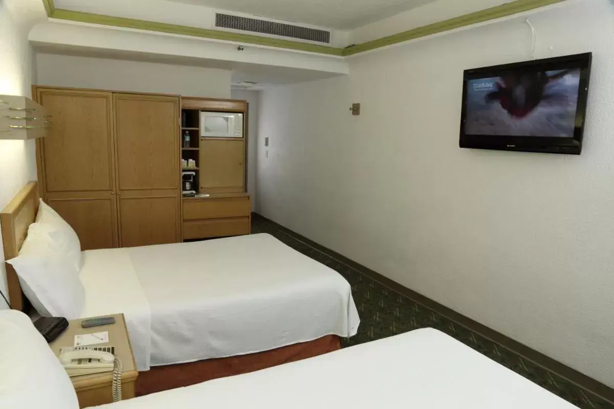 Communal lounge/ TV room, Bed in Hotel Monterrey Macroplaza