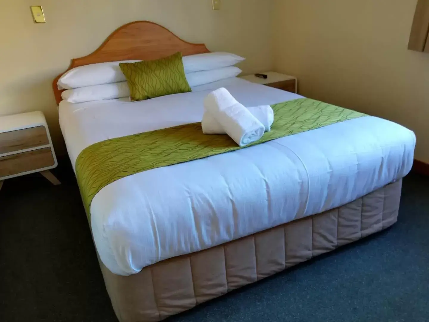 Bedroom, Bed in Allan Court Motel
