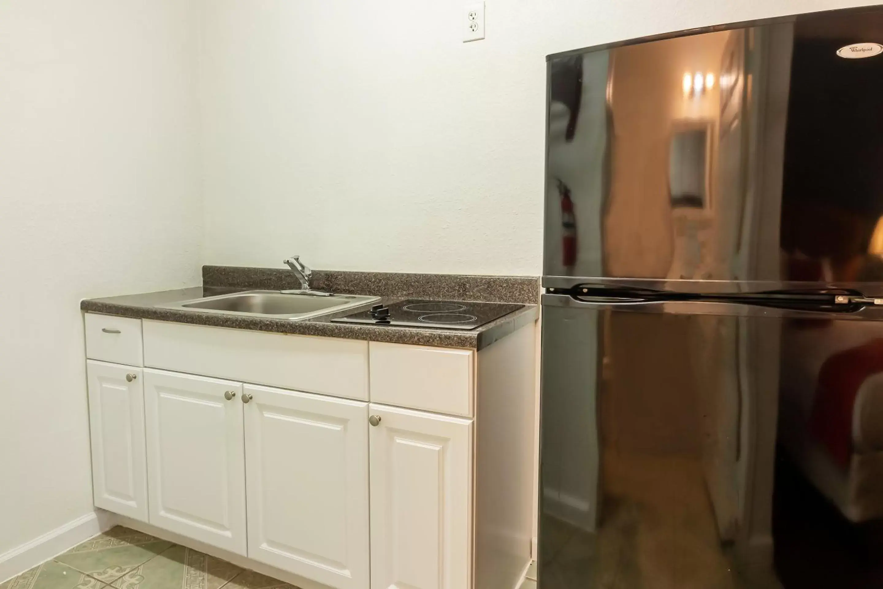 Kitchen or kitchenette, Kitchen/Kitchenette in OYO Hotel Pearsall I-35 East