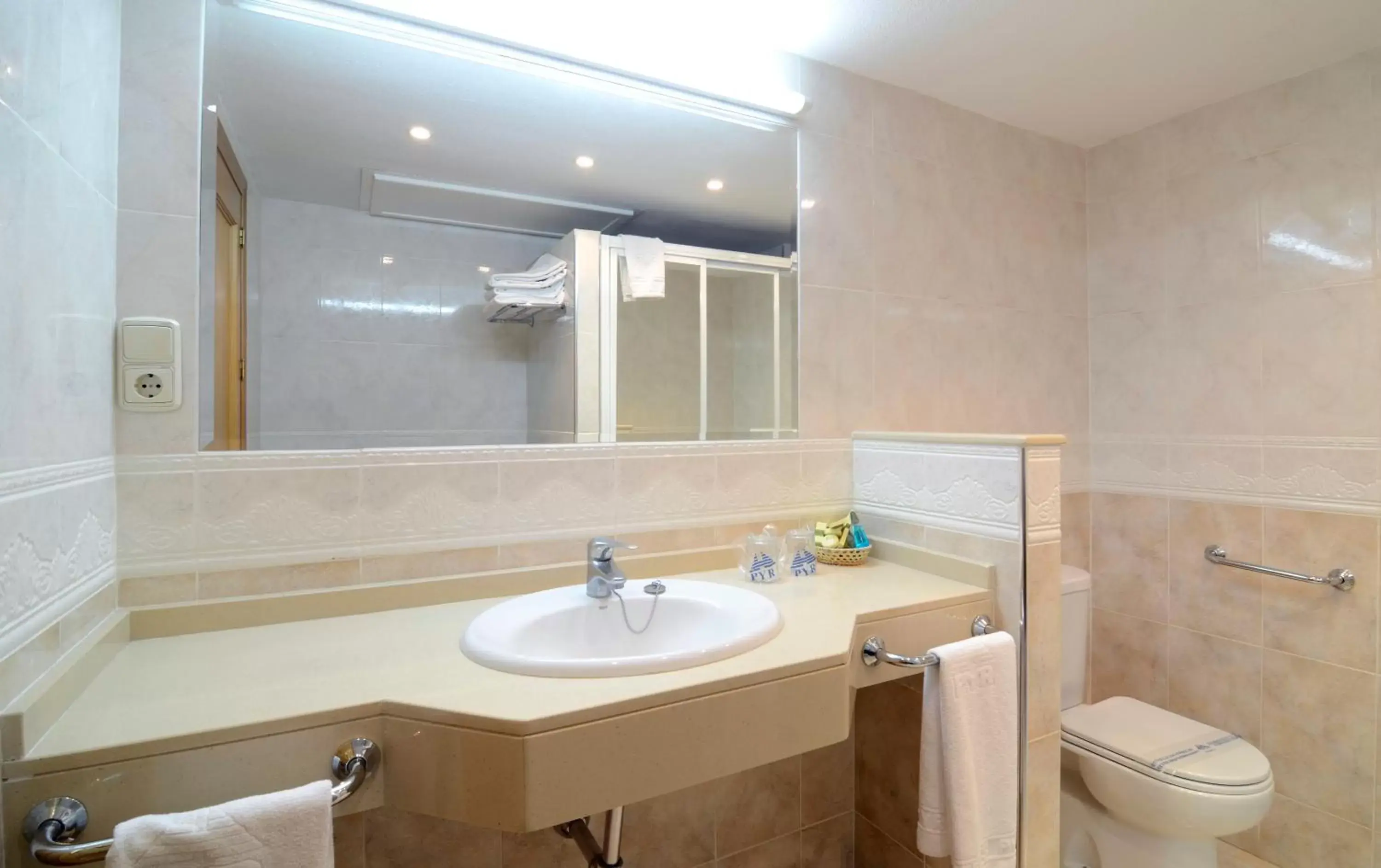Bathroom in Hotel Apartamentos Pyr Fuengirola