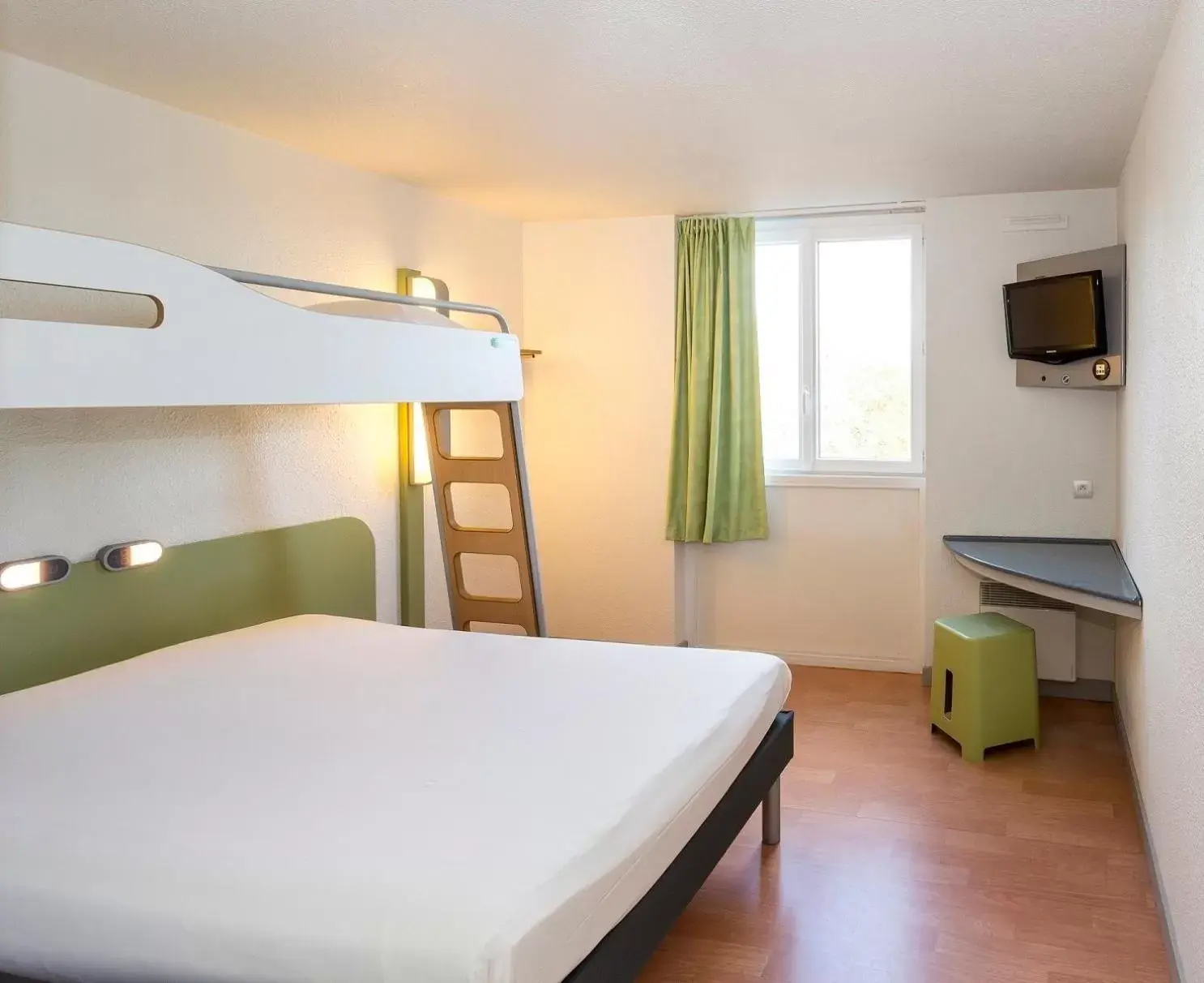 Photo of the whole room, Bunk Bed in ibis budget Lorient Hennebont