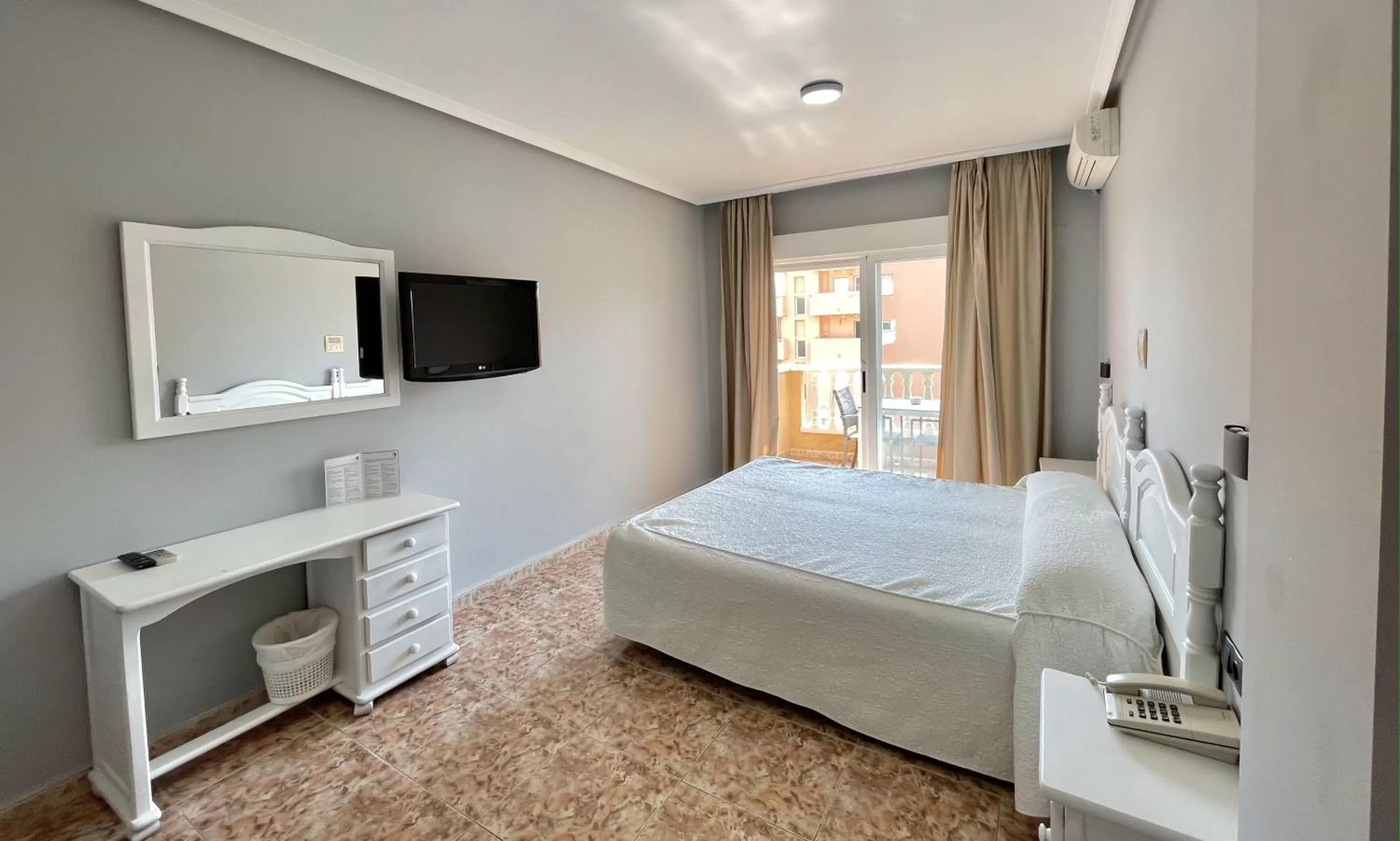 Deluxe Quadruple Room in Hotel ParqueMar