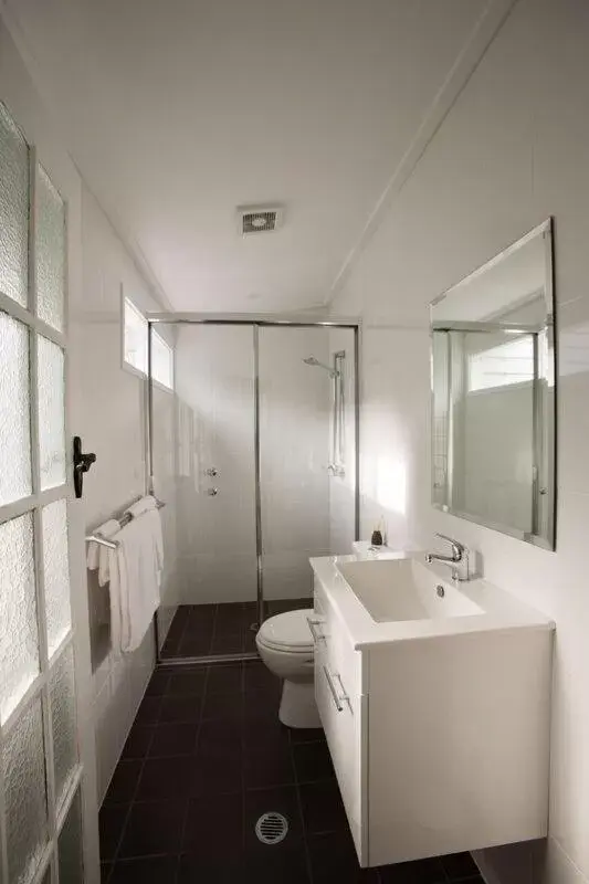 Toilet, Bathroom in The Bundanoon Guest House
