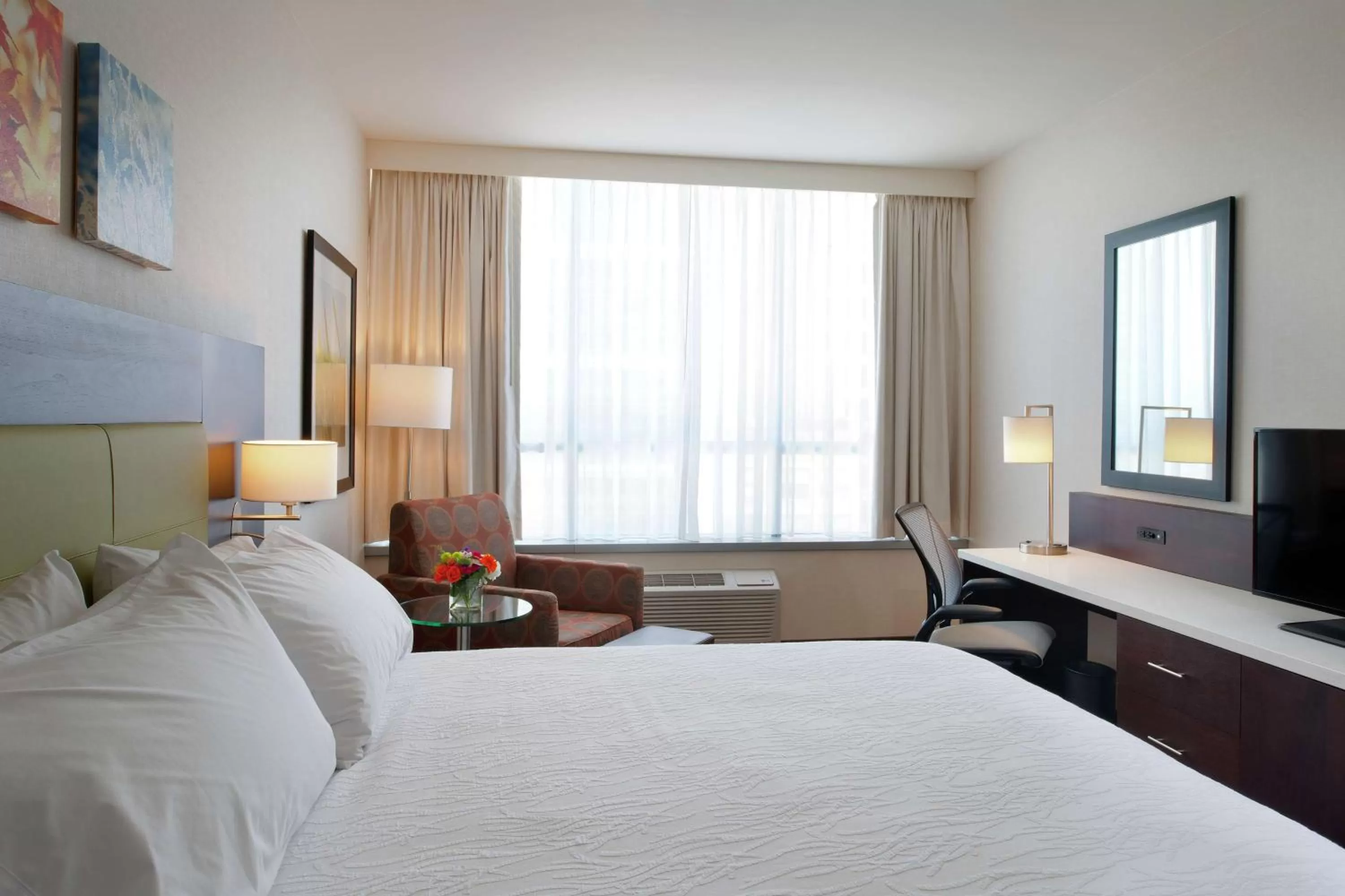 Bedroom, Bed in Hilton Garden Inn Pittsburgh Downtown