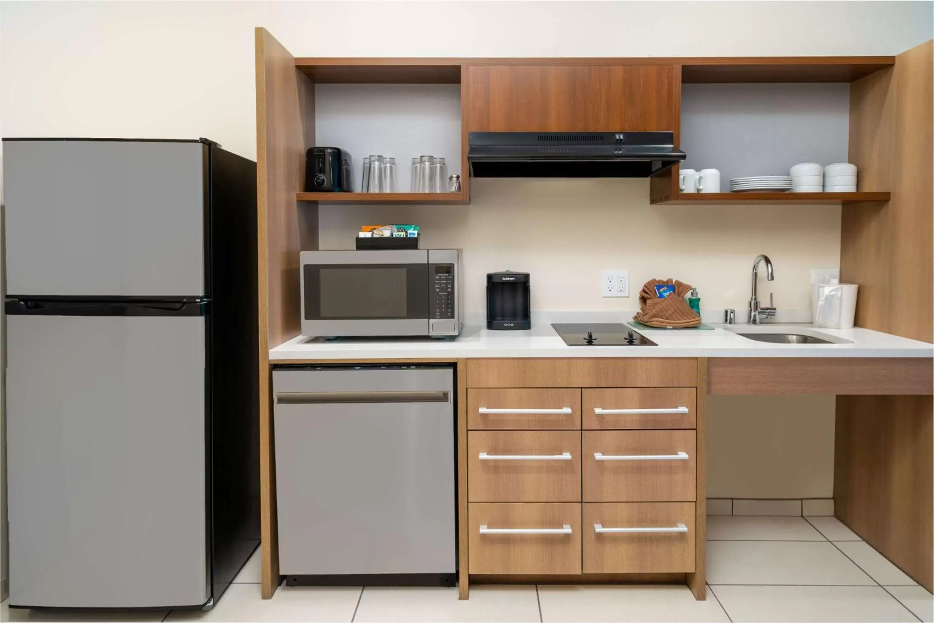 Kitchen or kitchenette, Kitchen/Kitchenette in Home2 Suites Corona, Ca