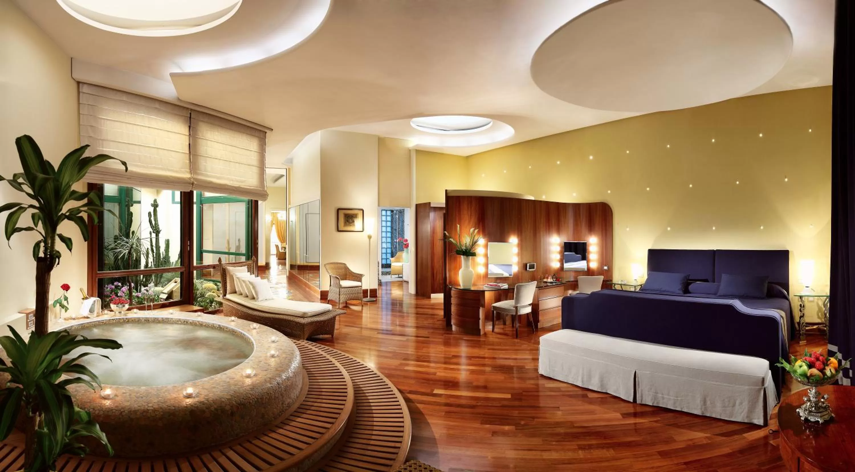 Photo of the whole room, Bed in Grand Hotel Vesuvio