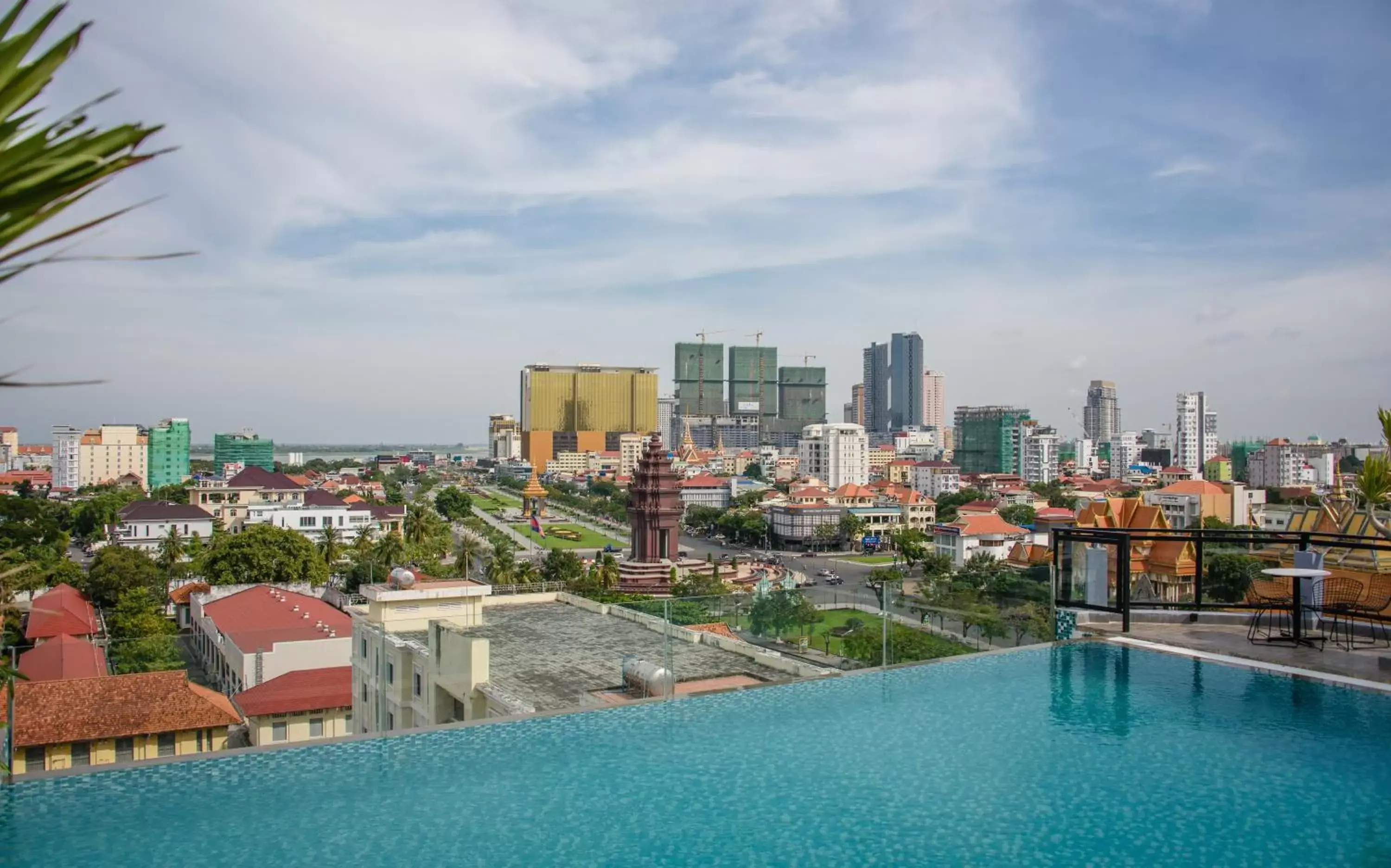 Swimming pool in Phnom Penh 51 Hotel
