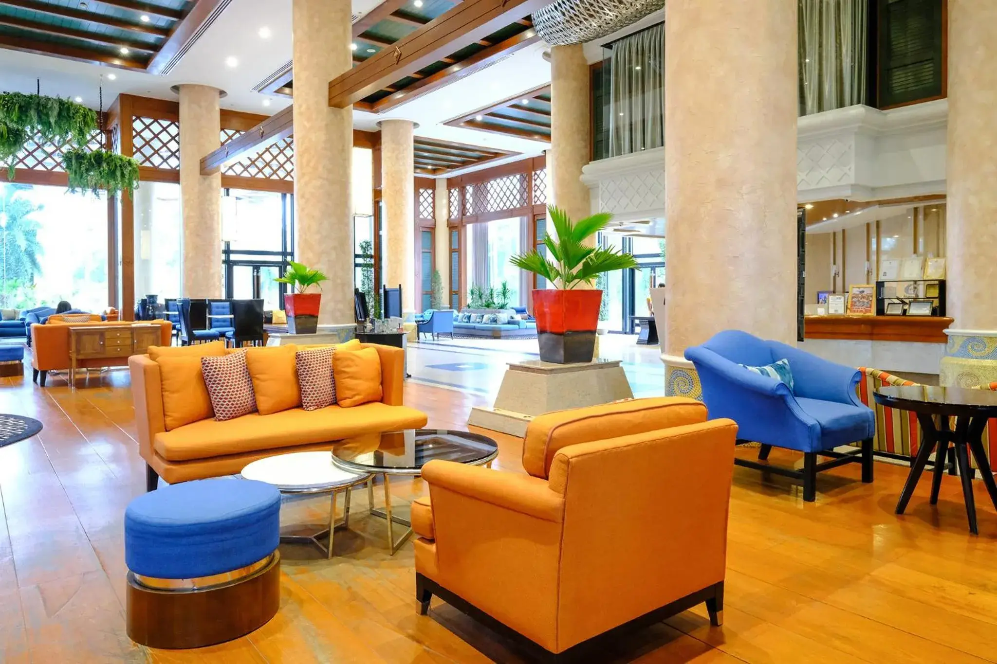 Lobby or reception, Lounge/Bar in Long Beach Garden Hotel & Pavilions