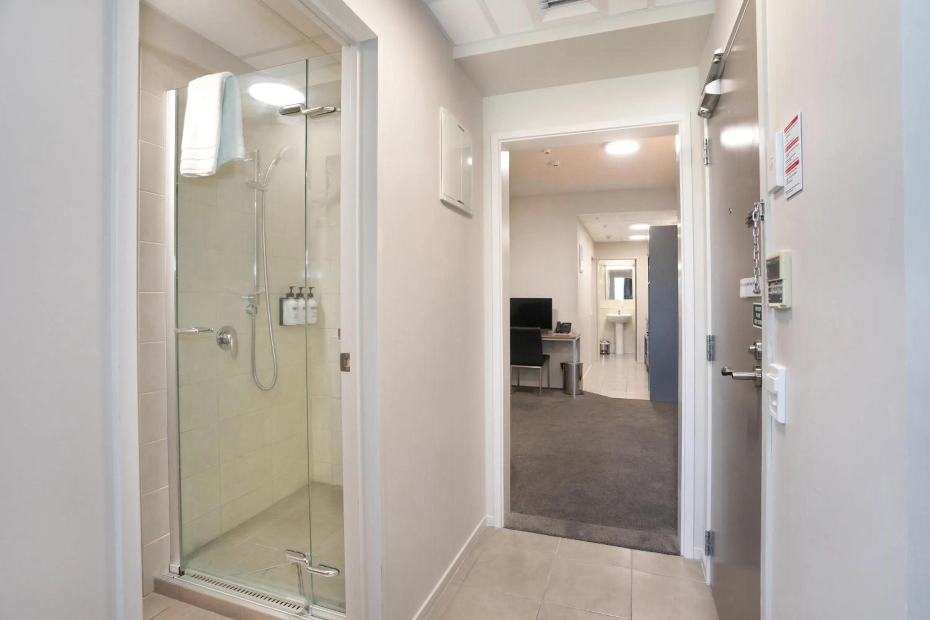 Shower in Quality Suites Central Square