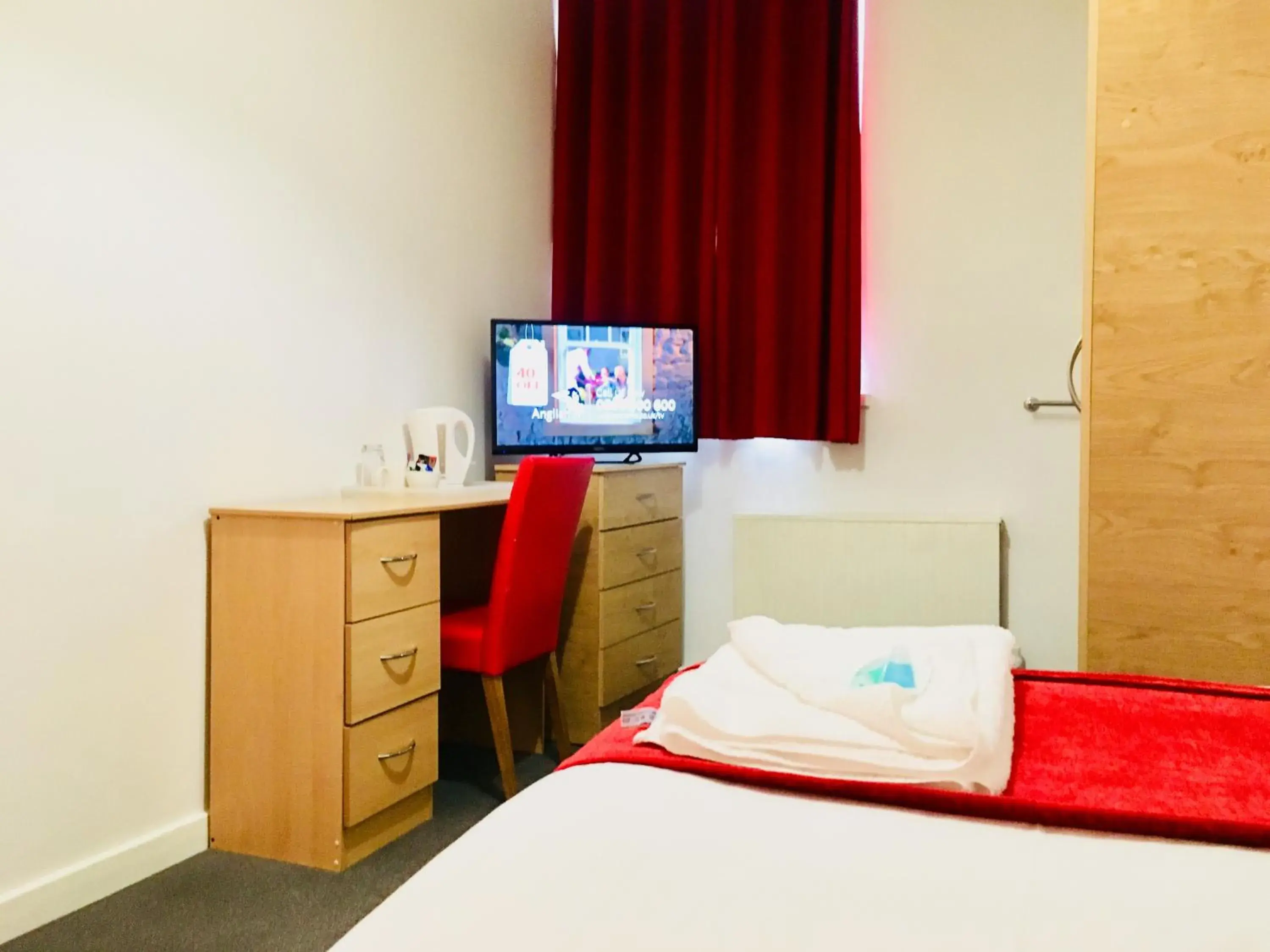 Bed, TV/Entertainment Center in Hotel Express Newcastle Gateshead
