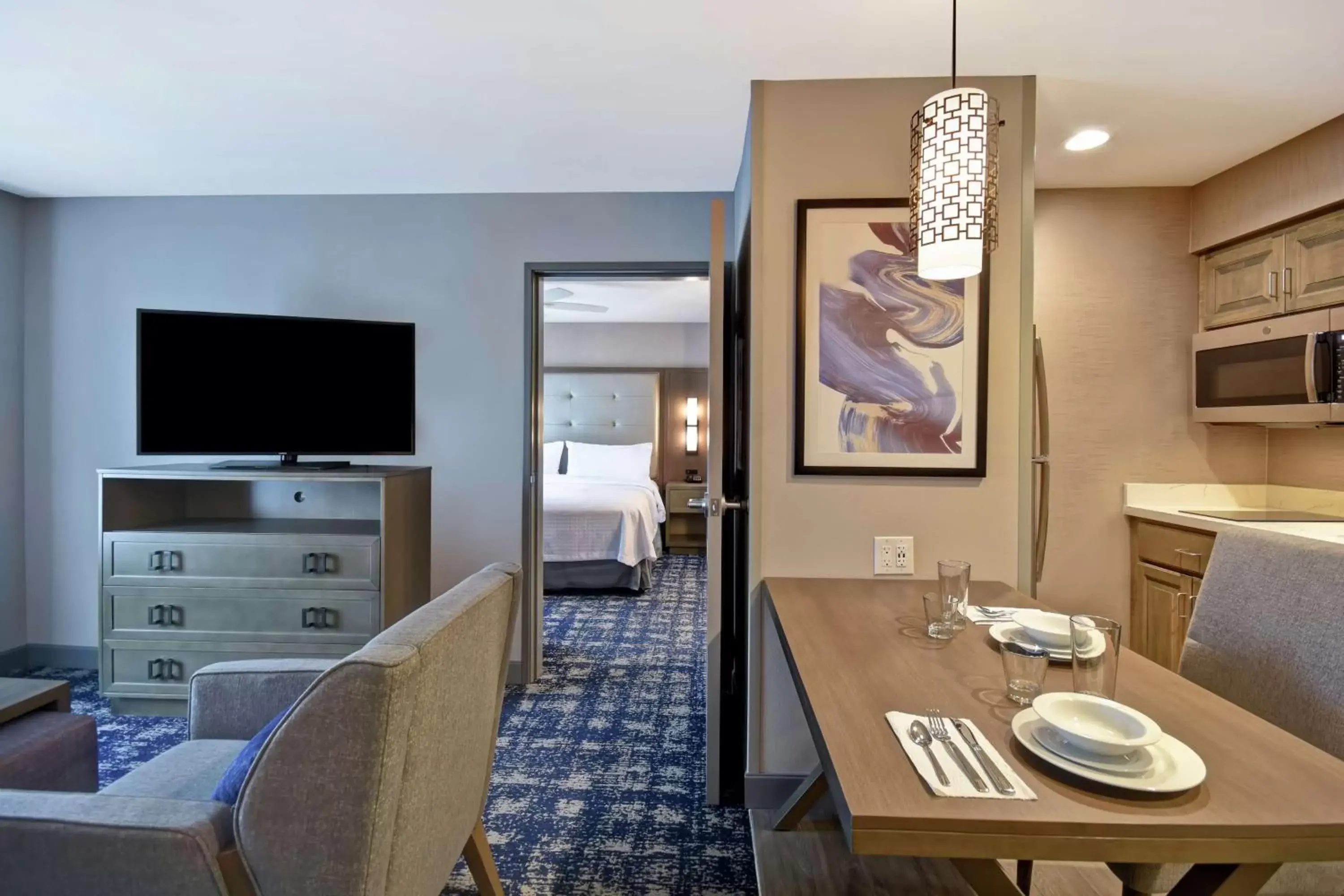 Bedroom, TV/Entertainment Center in Homewood Suites By Hilton Orange New Haven