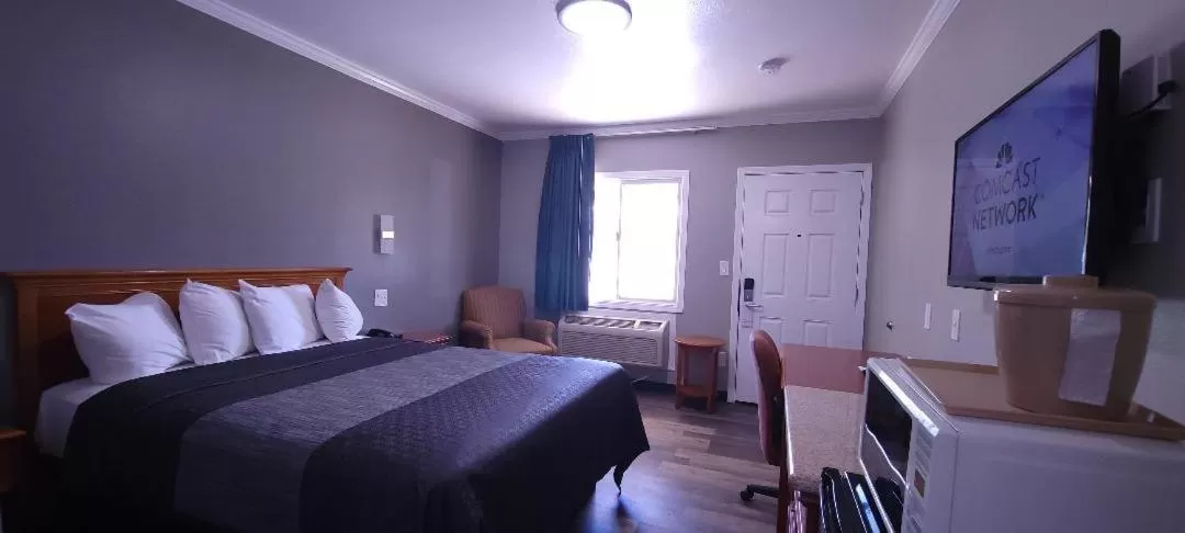 Photo of the whole room, Bed in Rodeway Inn Chico University Area