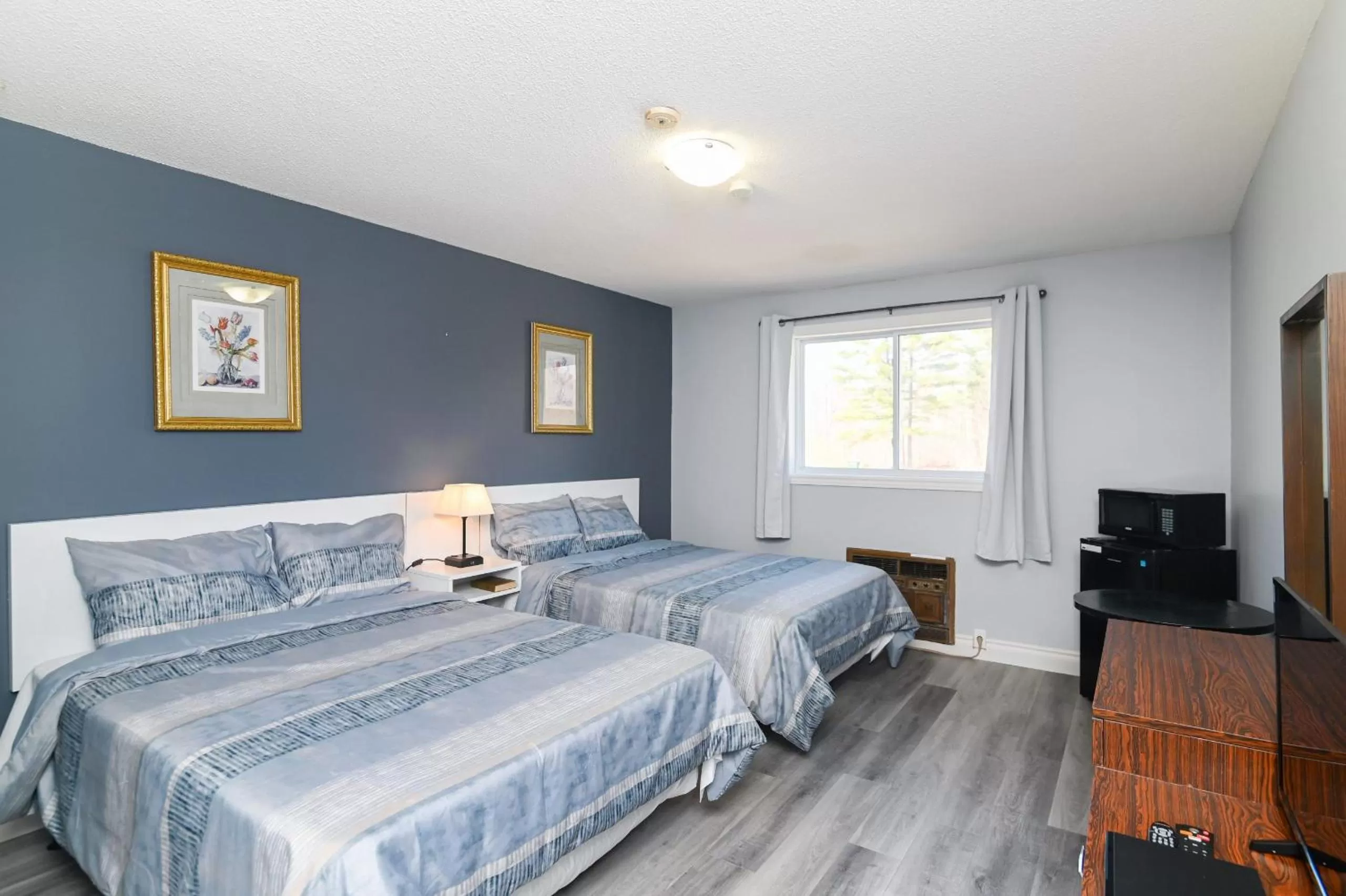 Bedroom, Bed in Lakeside Inn