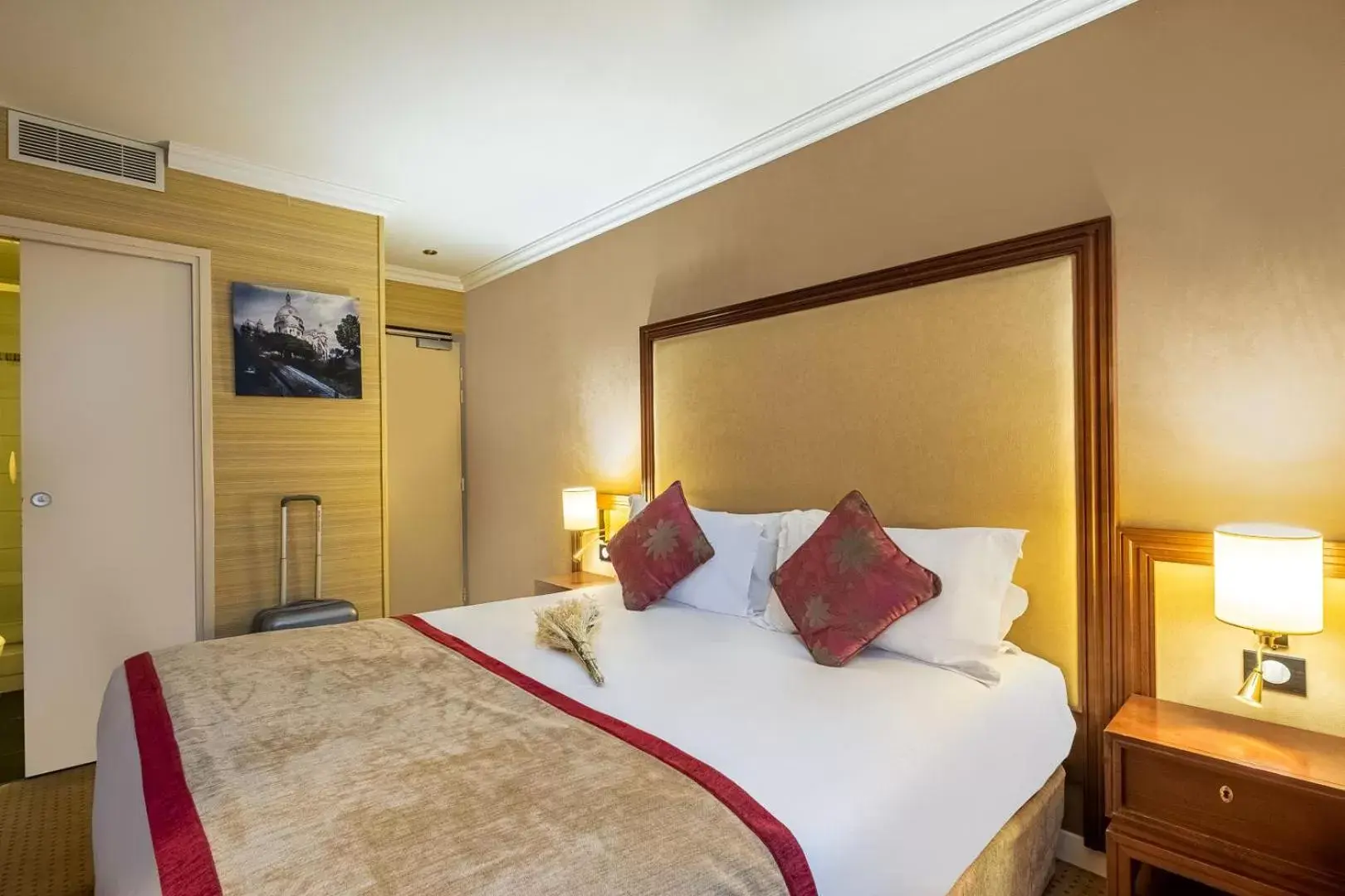 Bedroom, Bed in Hotel Saint Honore 85