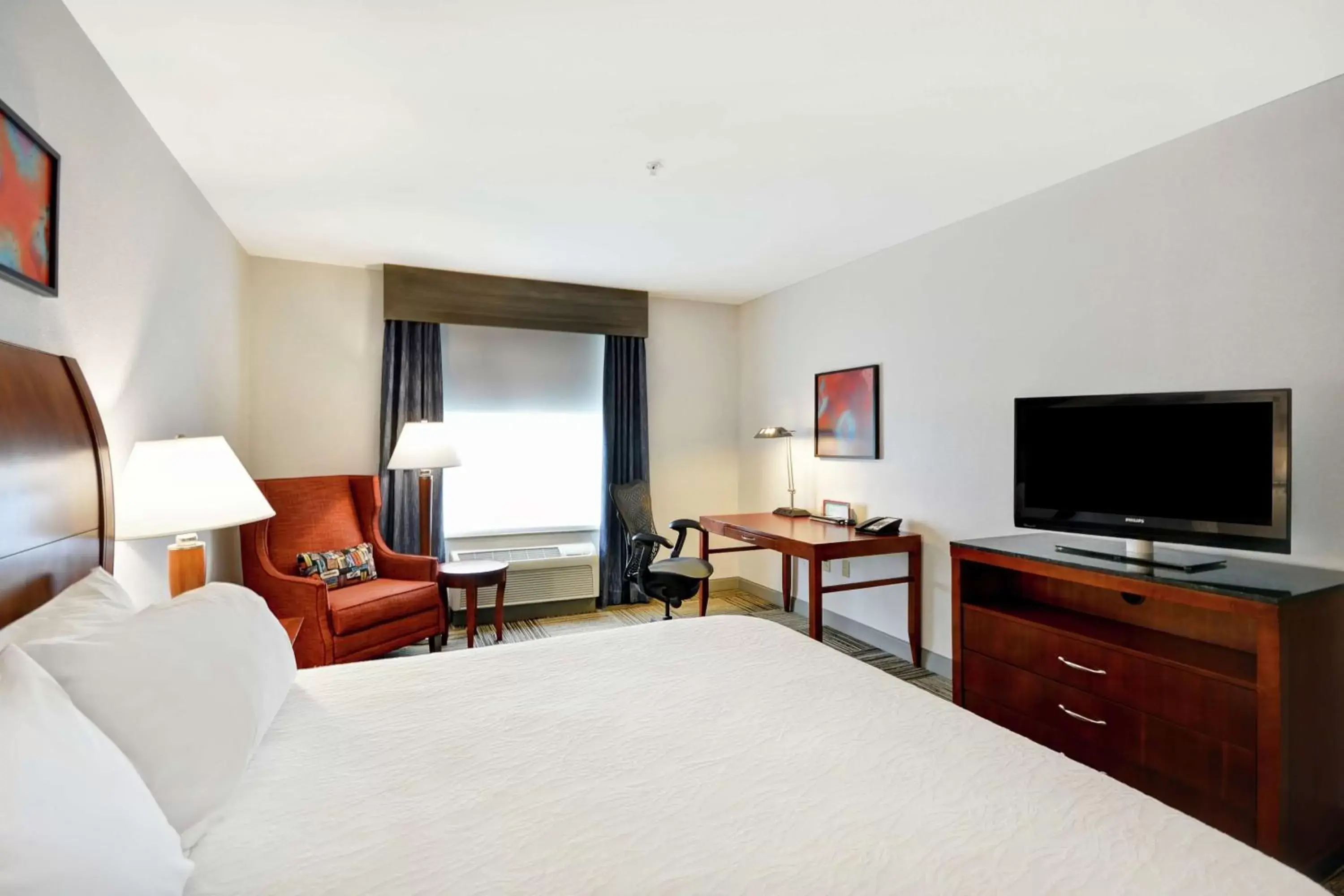 Bedroom, TV/Entertainment Center in Hilton Garden Inn Gulfport - Biloxi Airport