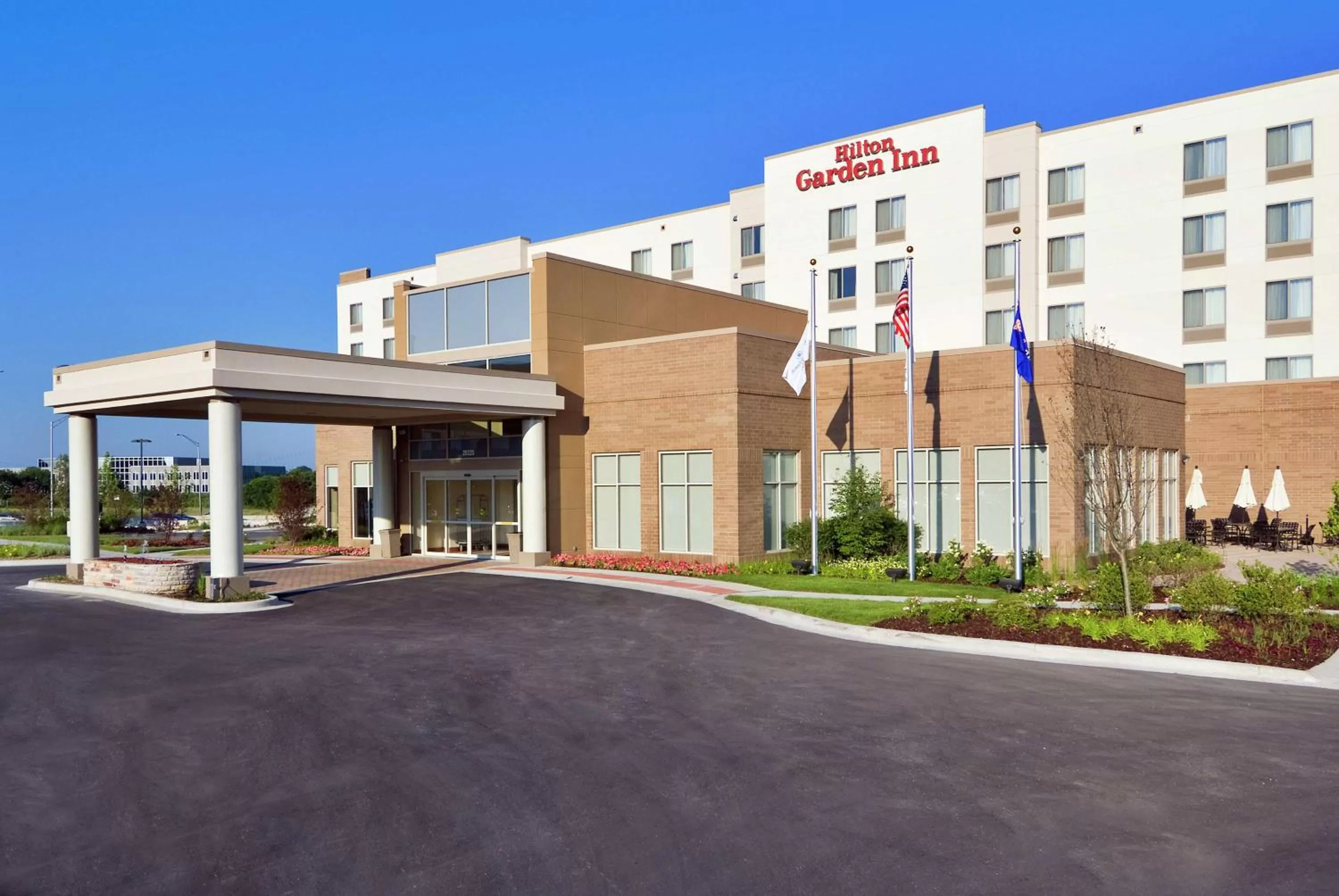 Property building in Hilton Garden Inn Lake Forest Mettawa
