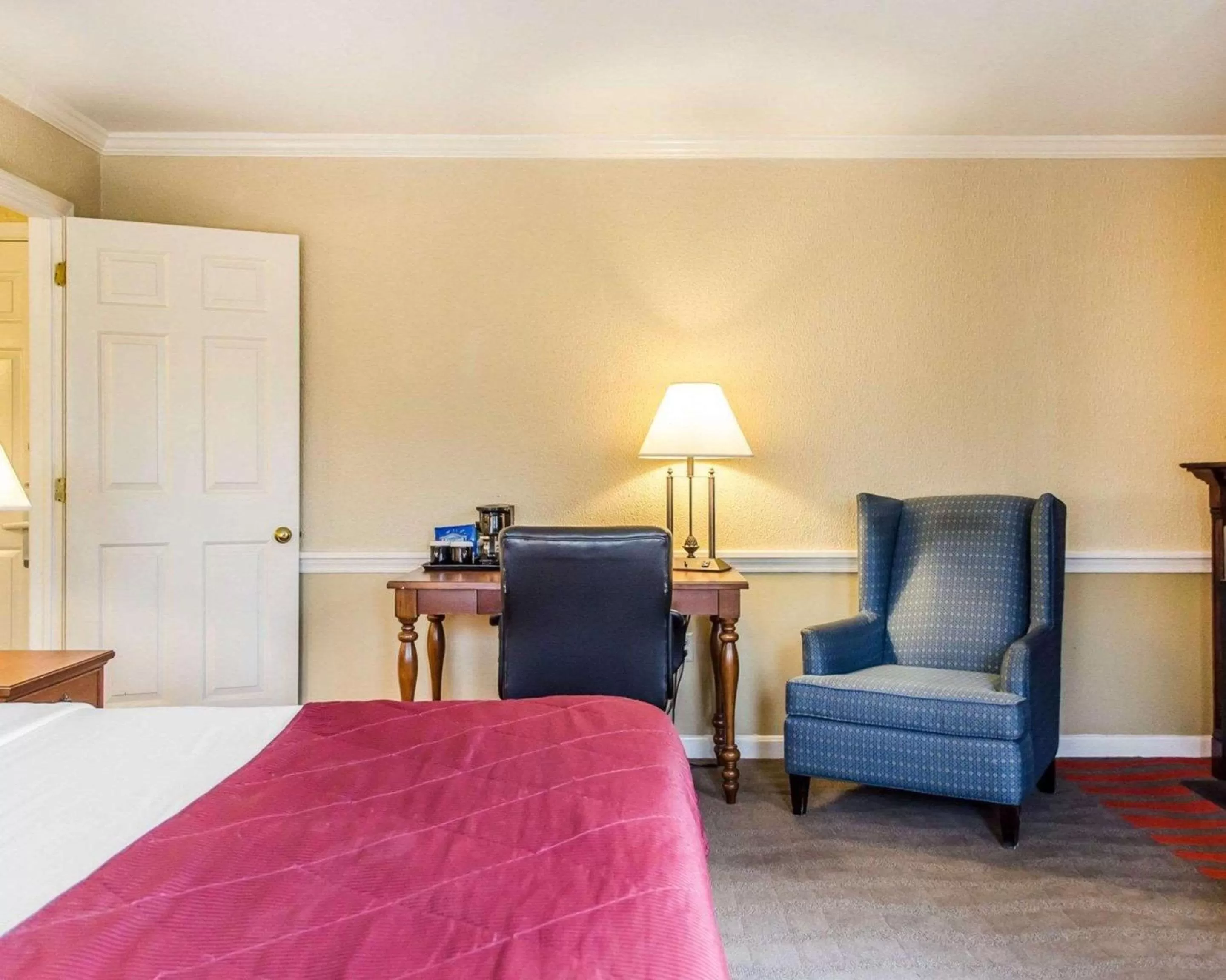 Photo of the whole room, Bed in Clarion Inn Strasburg - Lancaster